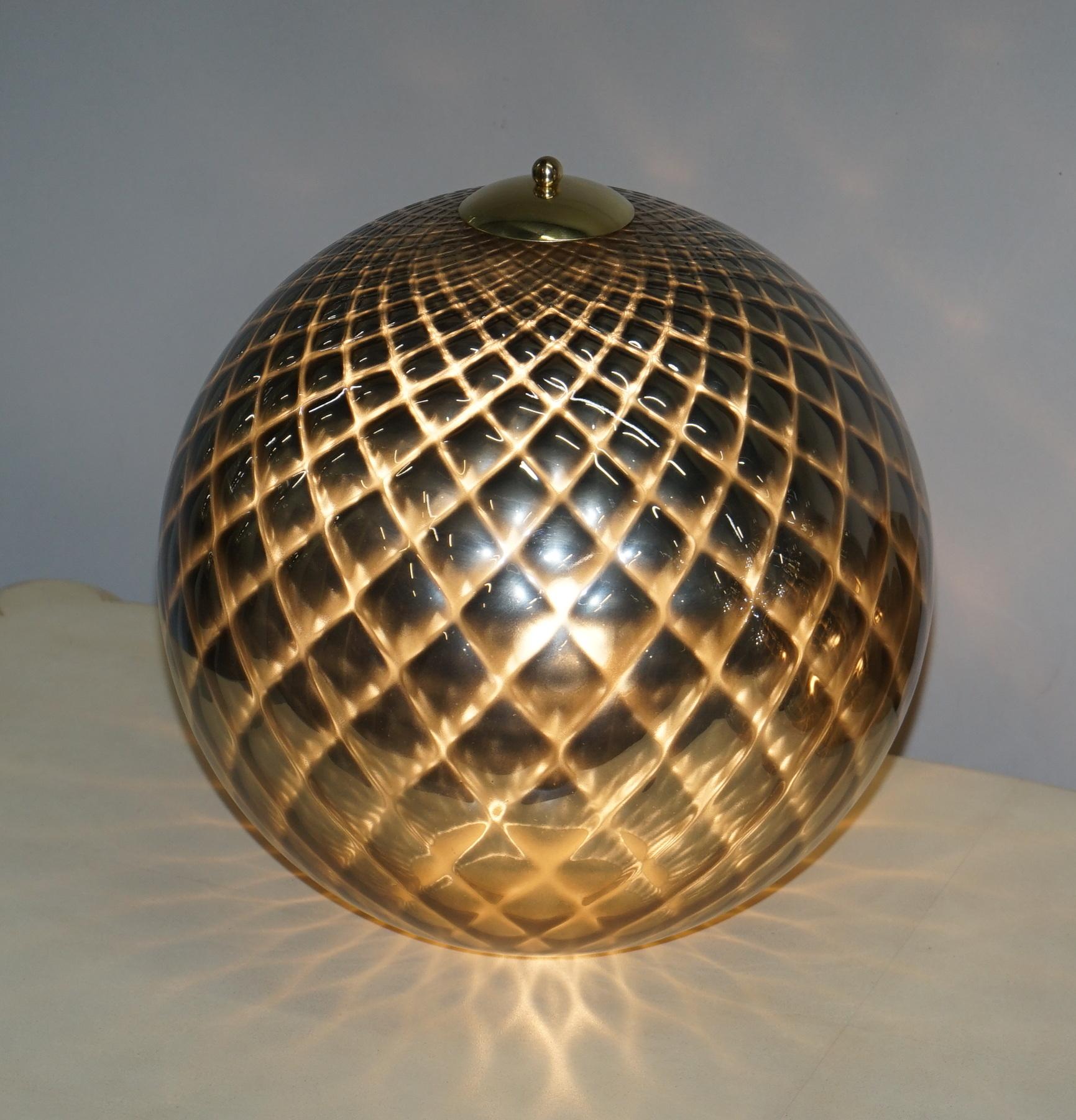 Fait main Sublime paire de lampes de bureau d'origine en verre de Murano en forme de sphère avec patine diamantée en argent en vente
