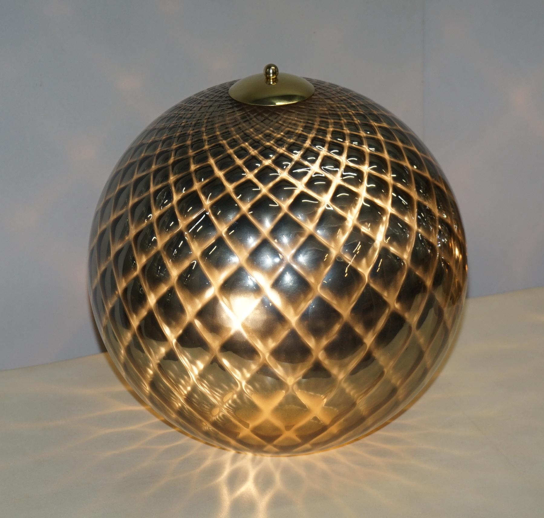20ième siècle Sublime paire de lampes de bureau d'origine en verre de Murano en forme de sphère avec patine diamantée en argent en vente