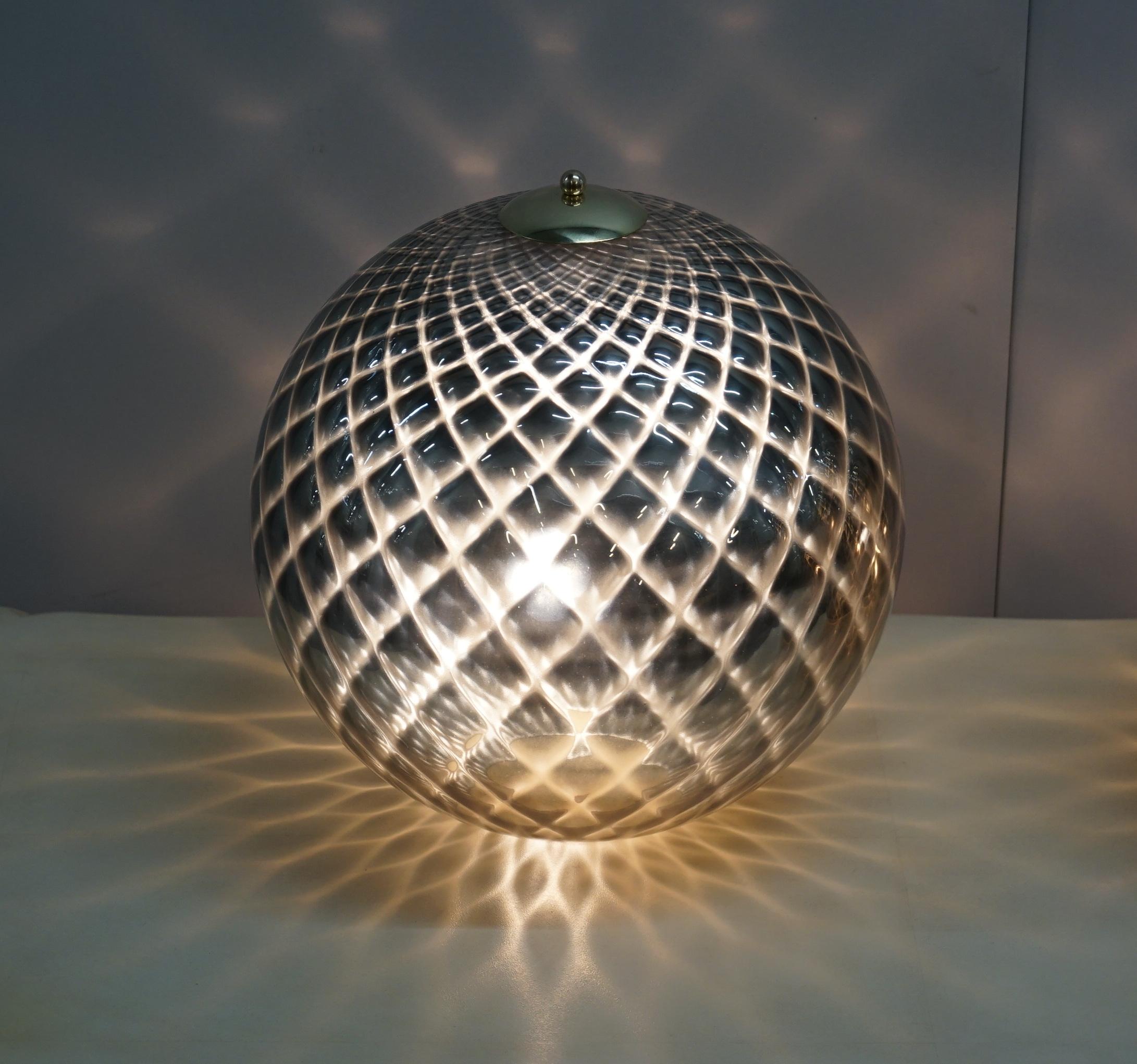 Verre de Murano Sublime paire de lampes de bureau d'origine en verre de Murano en forme de sphère avec patine diamantée en argent en vente