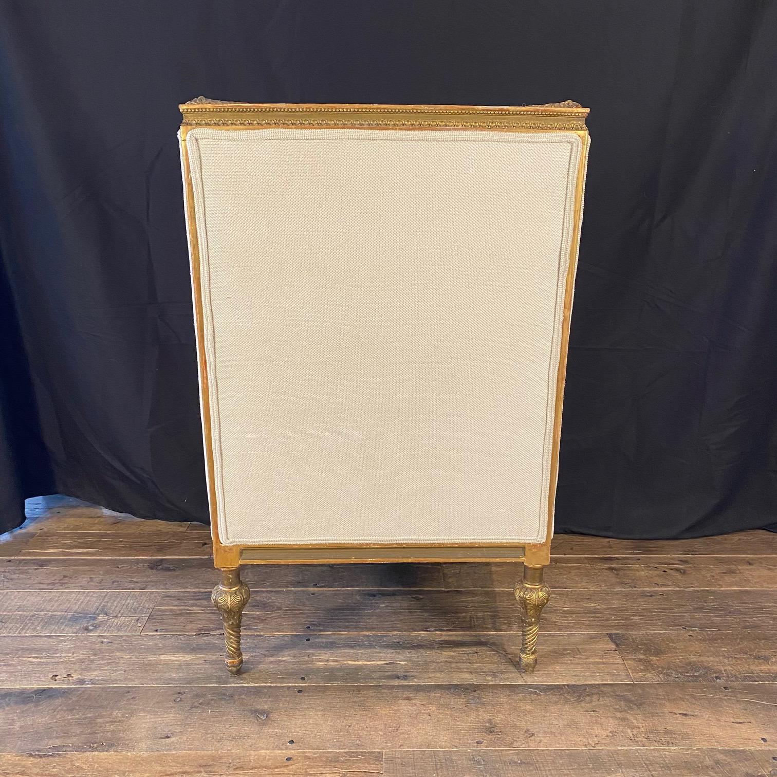 Sublime pareja de sillones franceses restaurados para él y para ella tallados en nogal dorado en venta 3