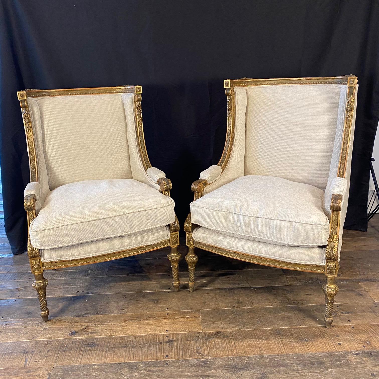Sublime pareja de sillones franceses restaurados para él y para ella tallados en nogal dorado en venta 5