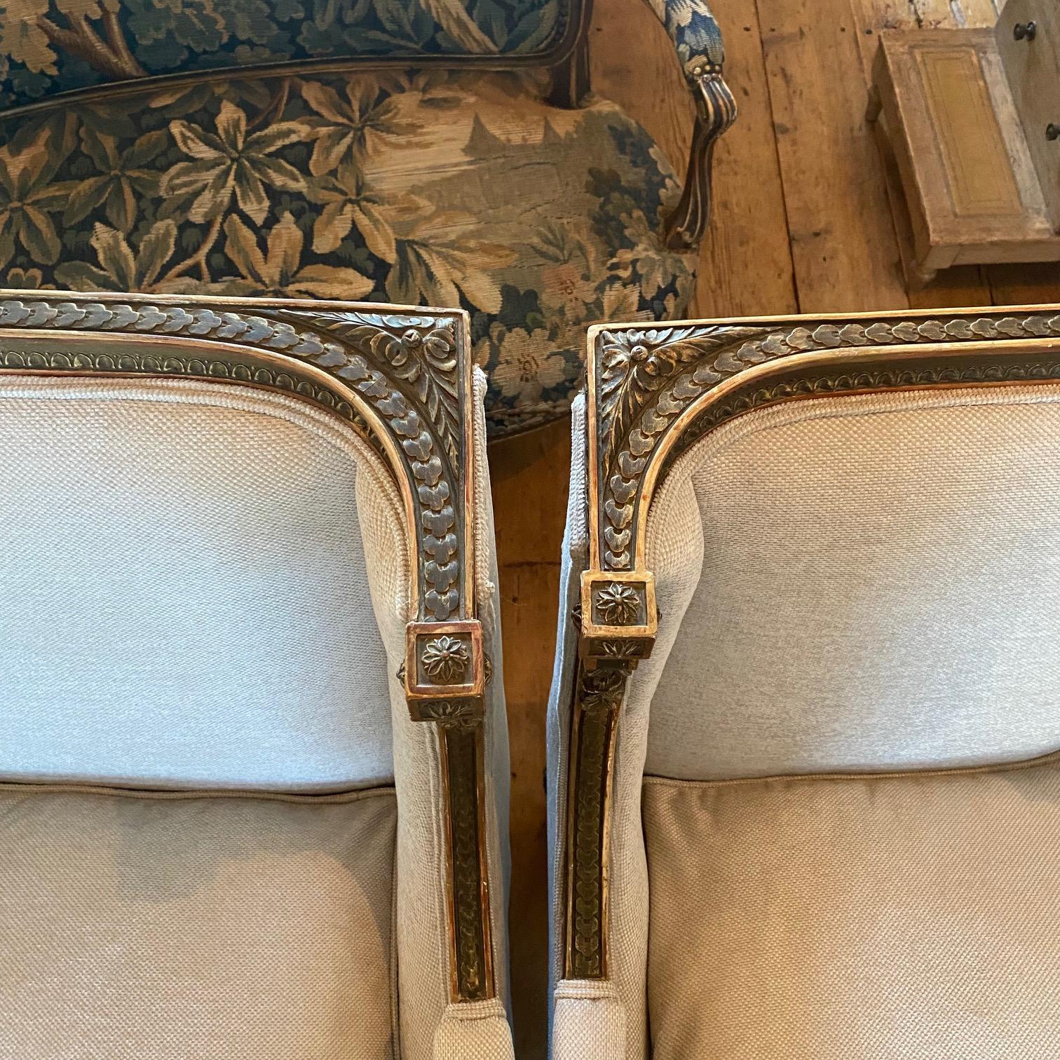 Sublime pareja de sillones franceses restaurados para él y para ella tallados en nogal dorado en venta 6