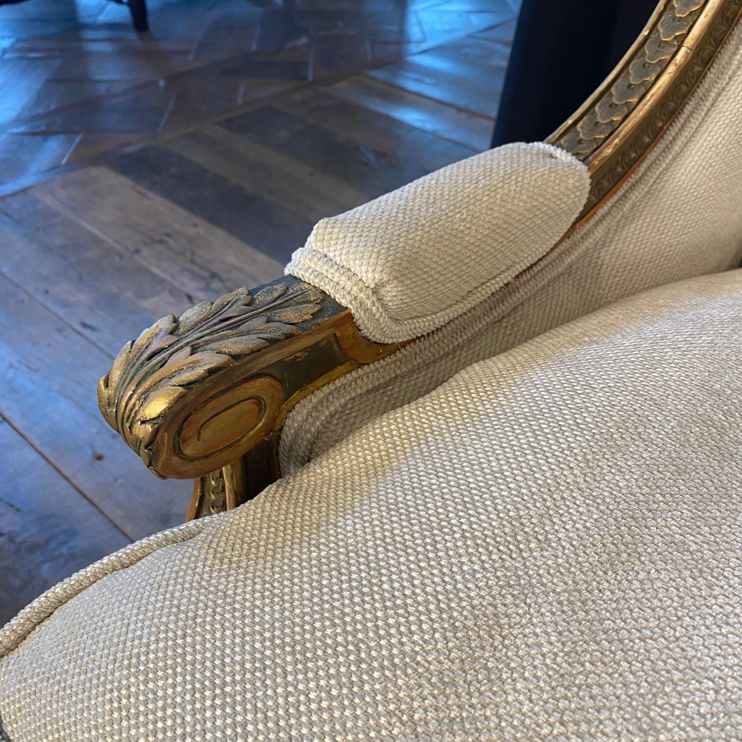 Sublime pareja de sillones franceses restaurados para él y para ella tallados en nogal dorado Francés en venta