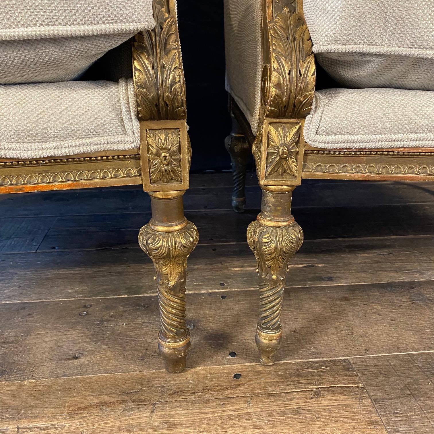 Sublime pareja de sillones franceses restaurados para él y para ella tallados en nogal dorado en Bueno estado para la venta en Hopewell, NJ