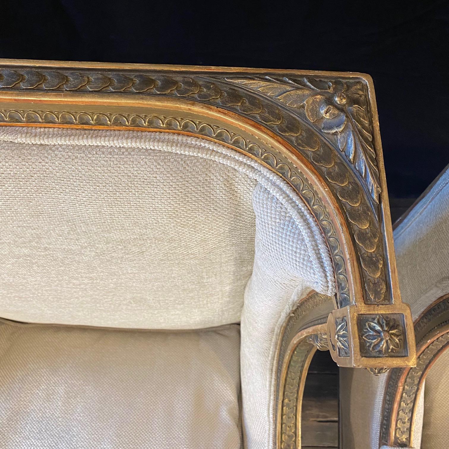 Sublime pareja de sillones franceses restaurados para él y para ella tallados en nogal dorado Tapicería en venta