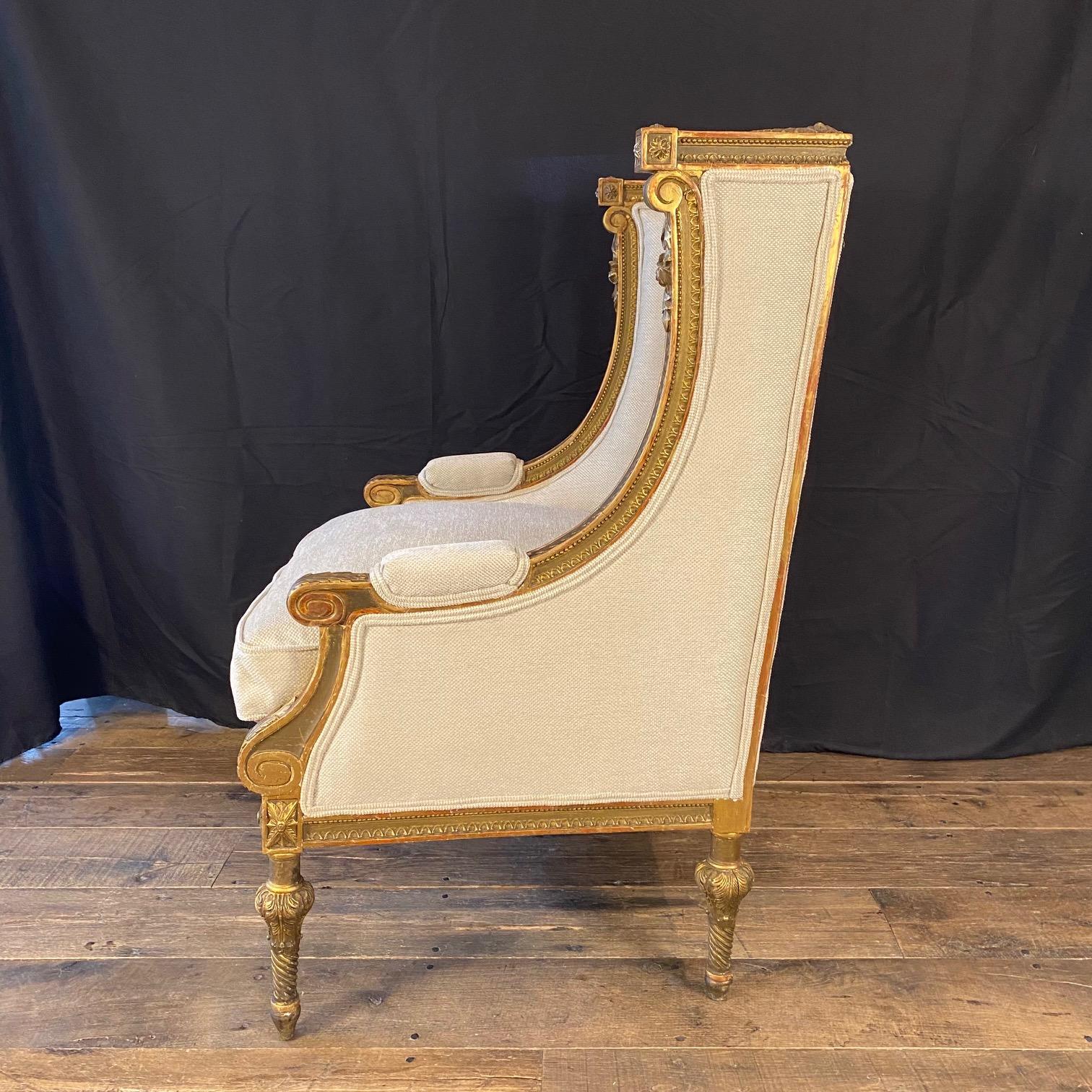 Sublime pareja de sillones franceses restaurados para él y para ella tallados en nogal dorado en venta 2