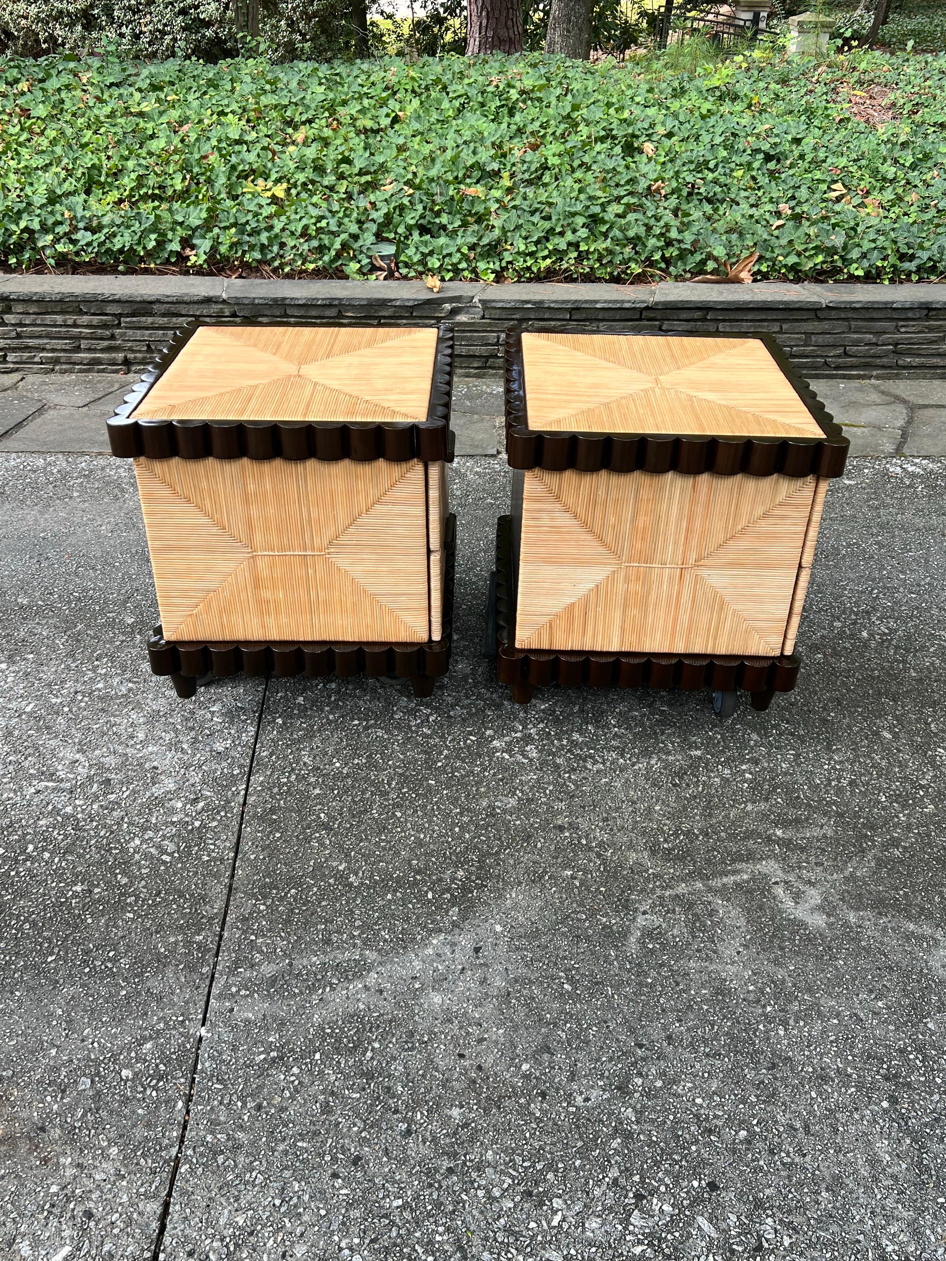 Sublime coppia di cassapanche d'epoca in mogano smerlato dopo Donghia in vendita 3