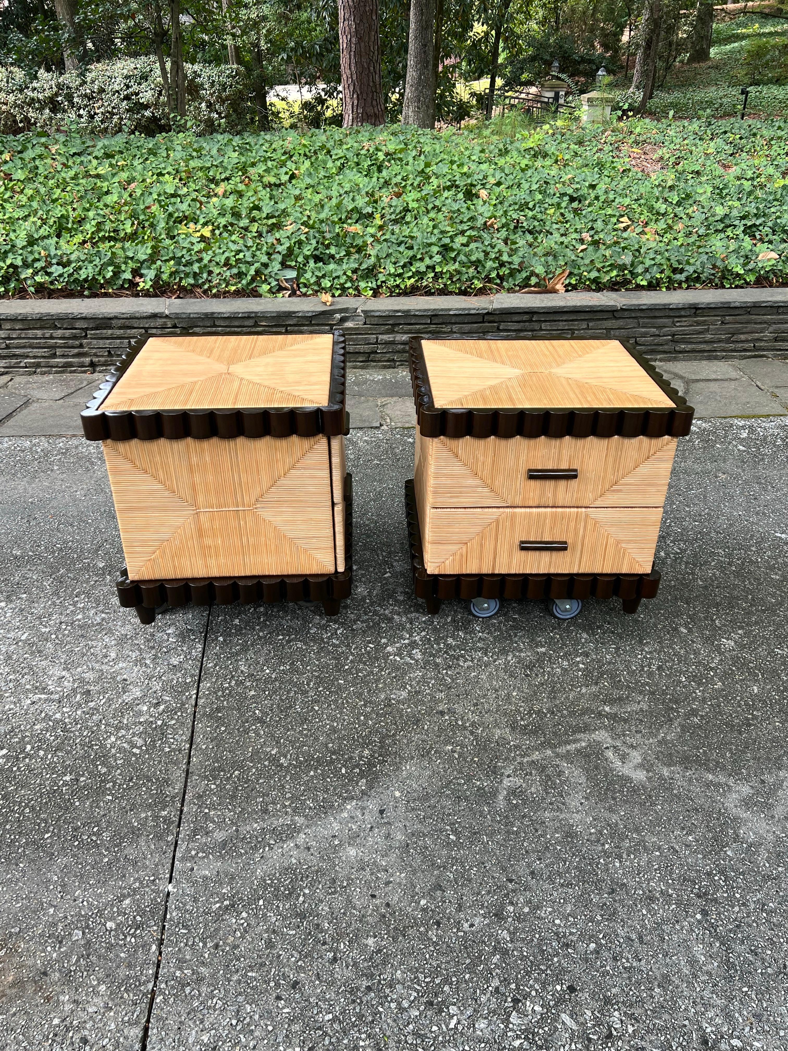 Sublime coppia di cassapanche d'epoca in mogano smerlato dopo Donghia in vendita 4