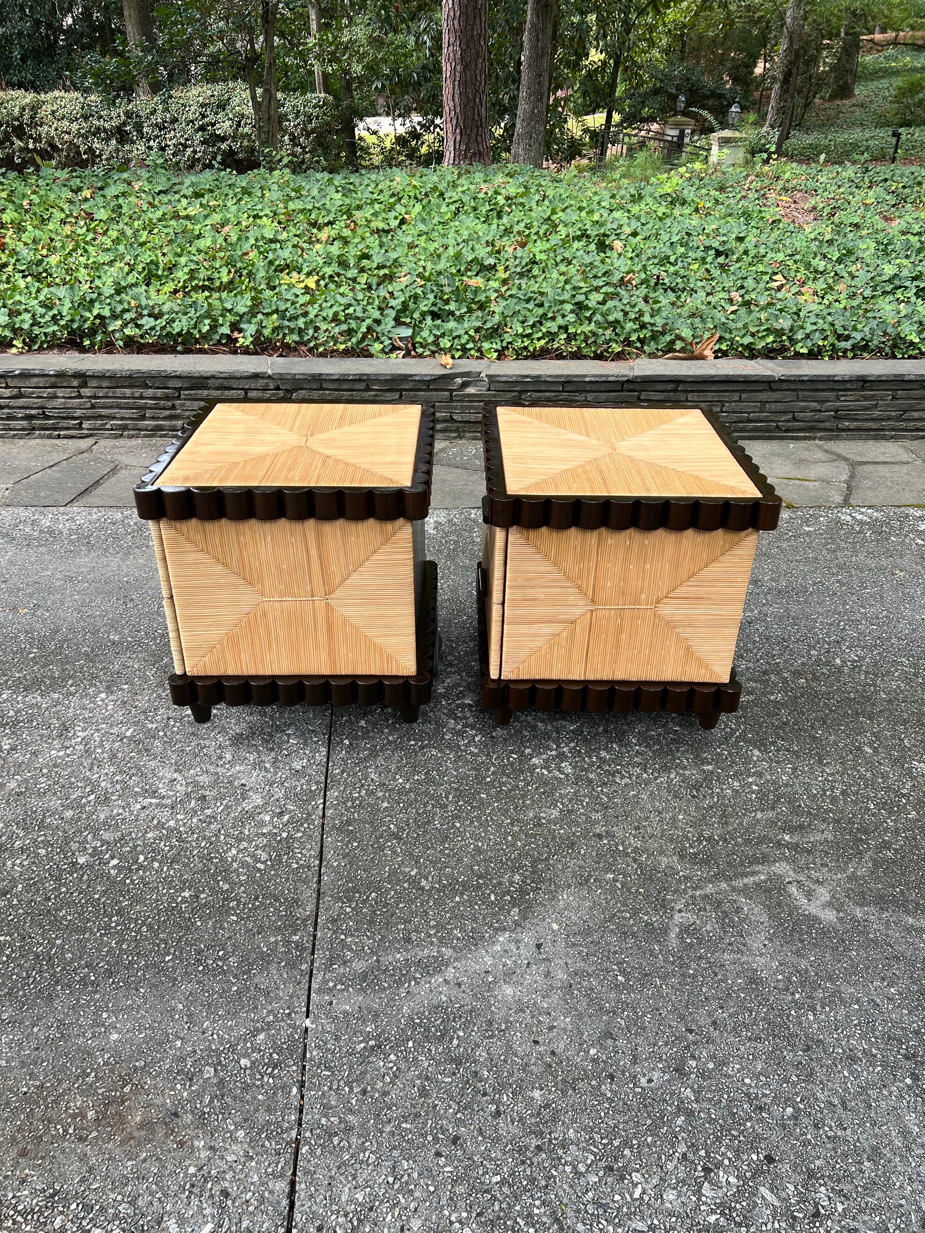 Sublime coppia di cassapanche d'epoca in mogano smerlato dopo Donghia in vendita 7