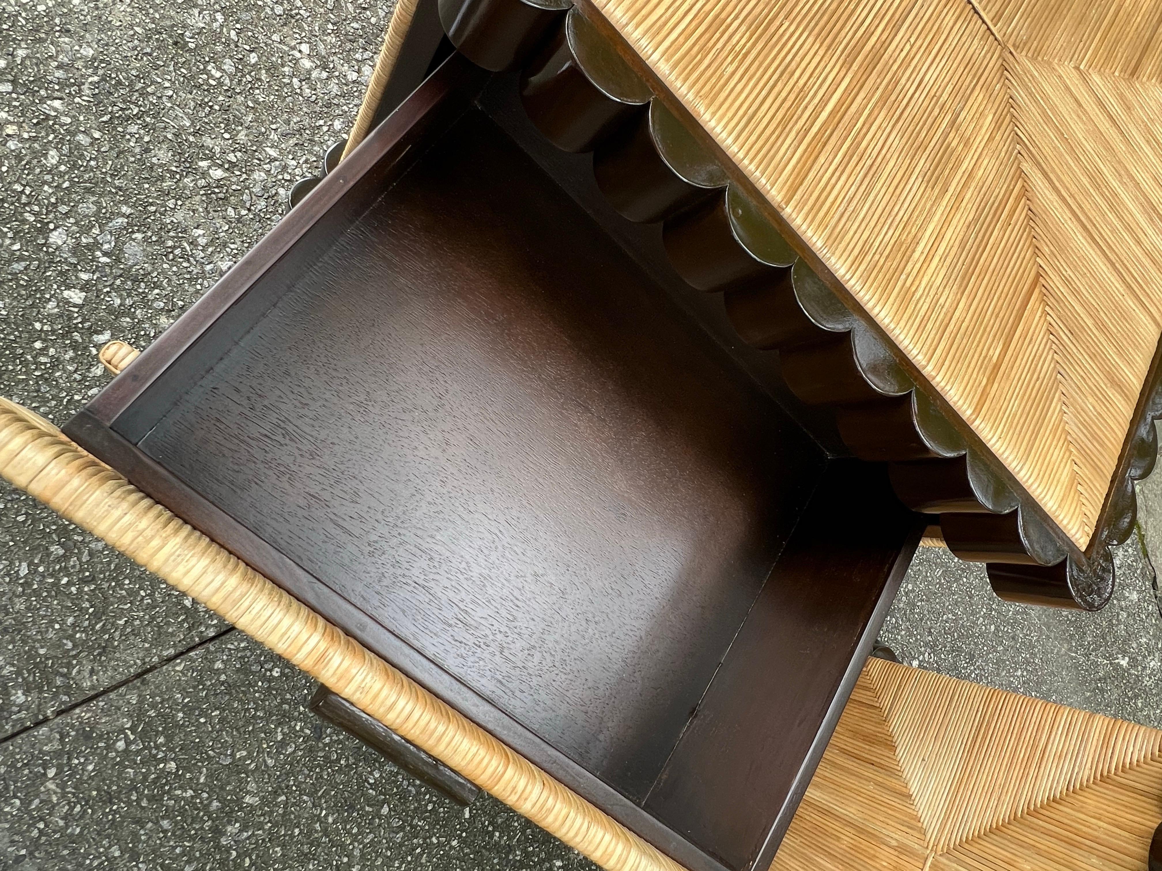 Sublime coppia di cassapanche d'epoca in mogano smerlato dopo Donghia in vendita 9