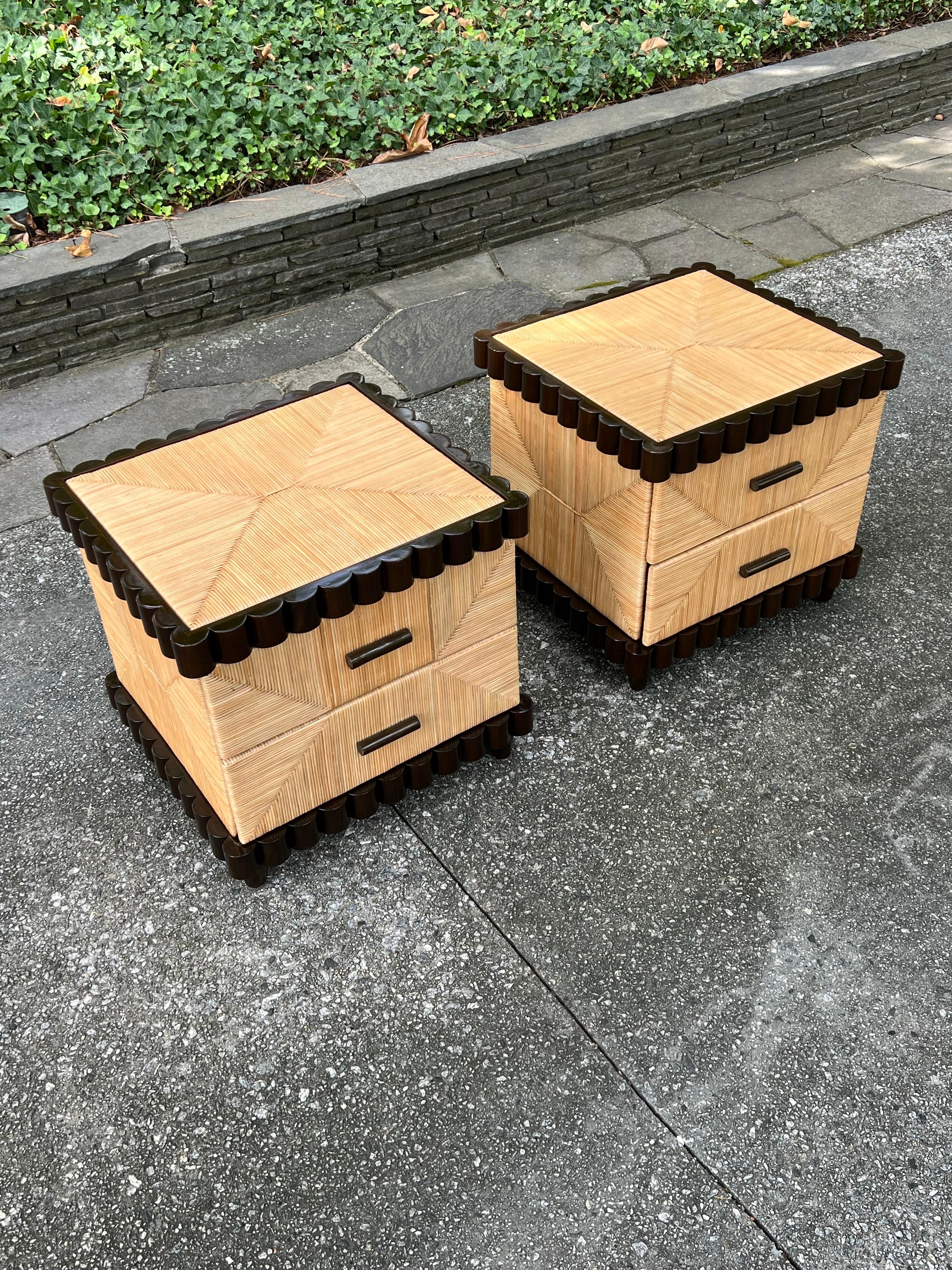 Organico moderno Sublime coppia di cassapanche d'epoca in mogano smerlato dopo Donghia in vendita