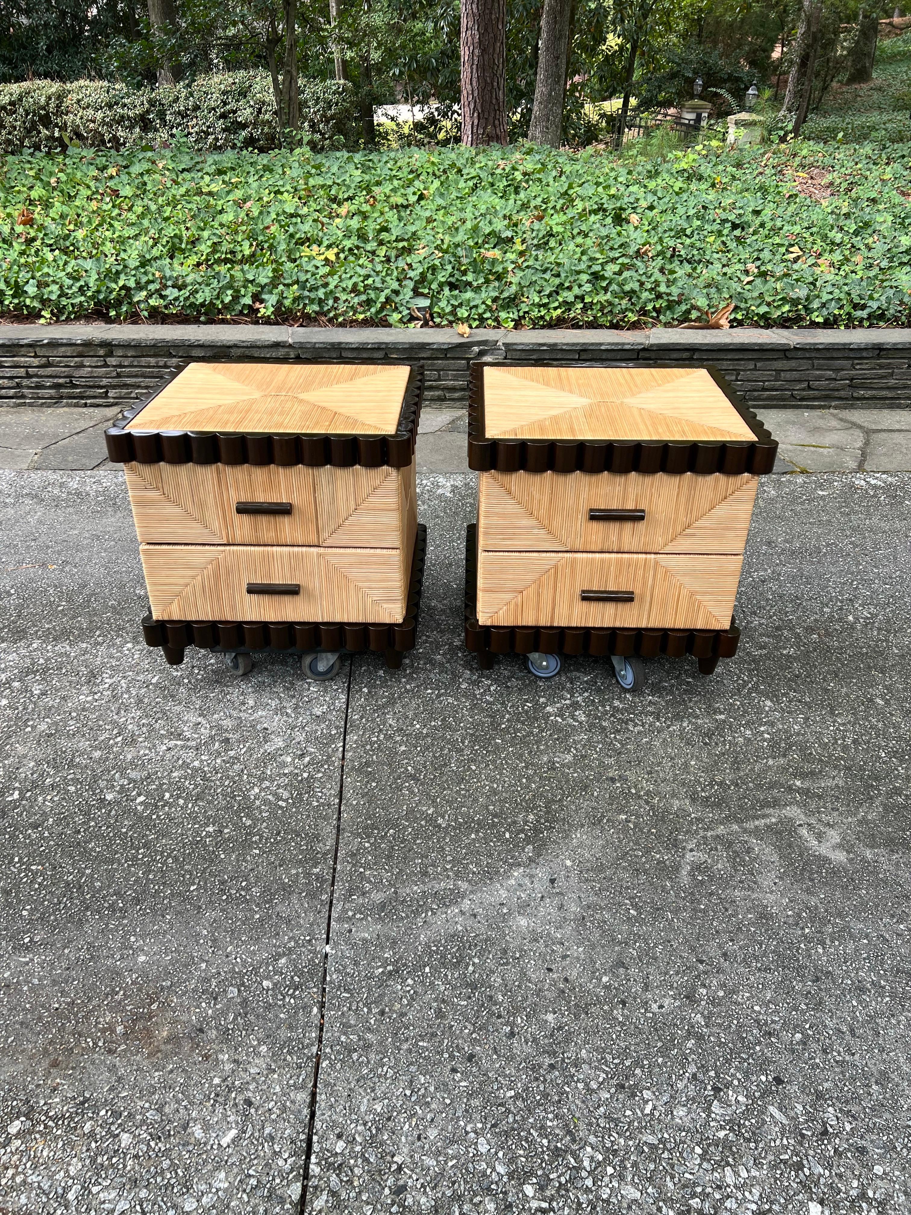 Americano Sublime coppia di cassapanche d'epoca in mogano smerlato dopo Donghia in vendita