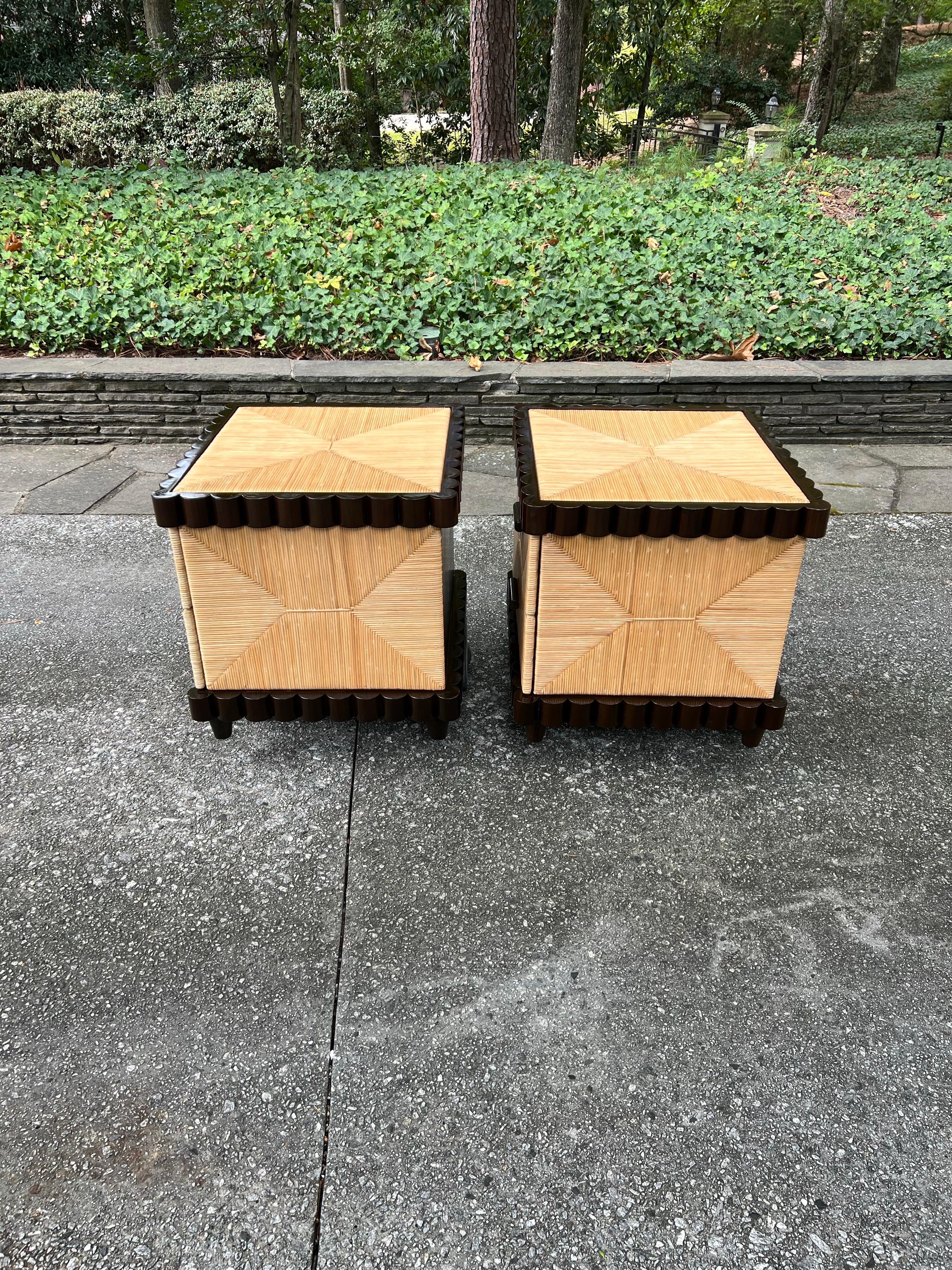 Fine XX secolo Sublime coppia di cassapanche d'epoca in mogano smerlato dopo Donghia in vendita