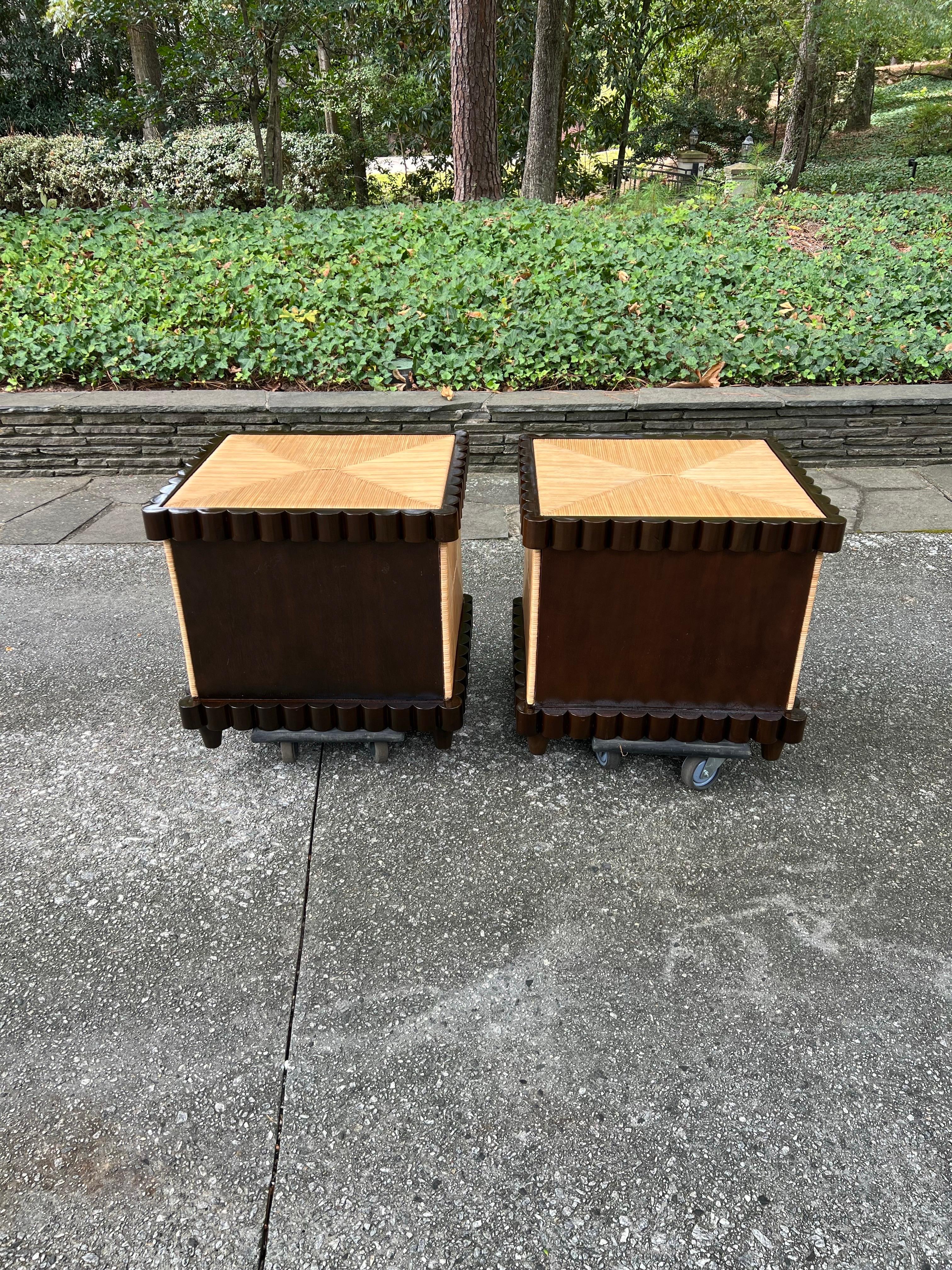 Sublime coppia di cassapanche d'epoca in mogano smerlato dopo Donghia in vendita 1