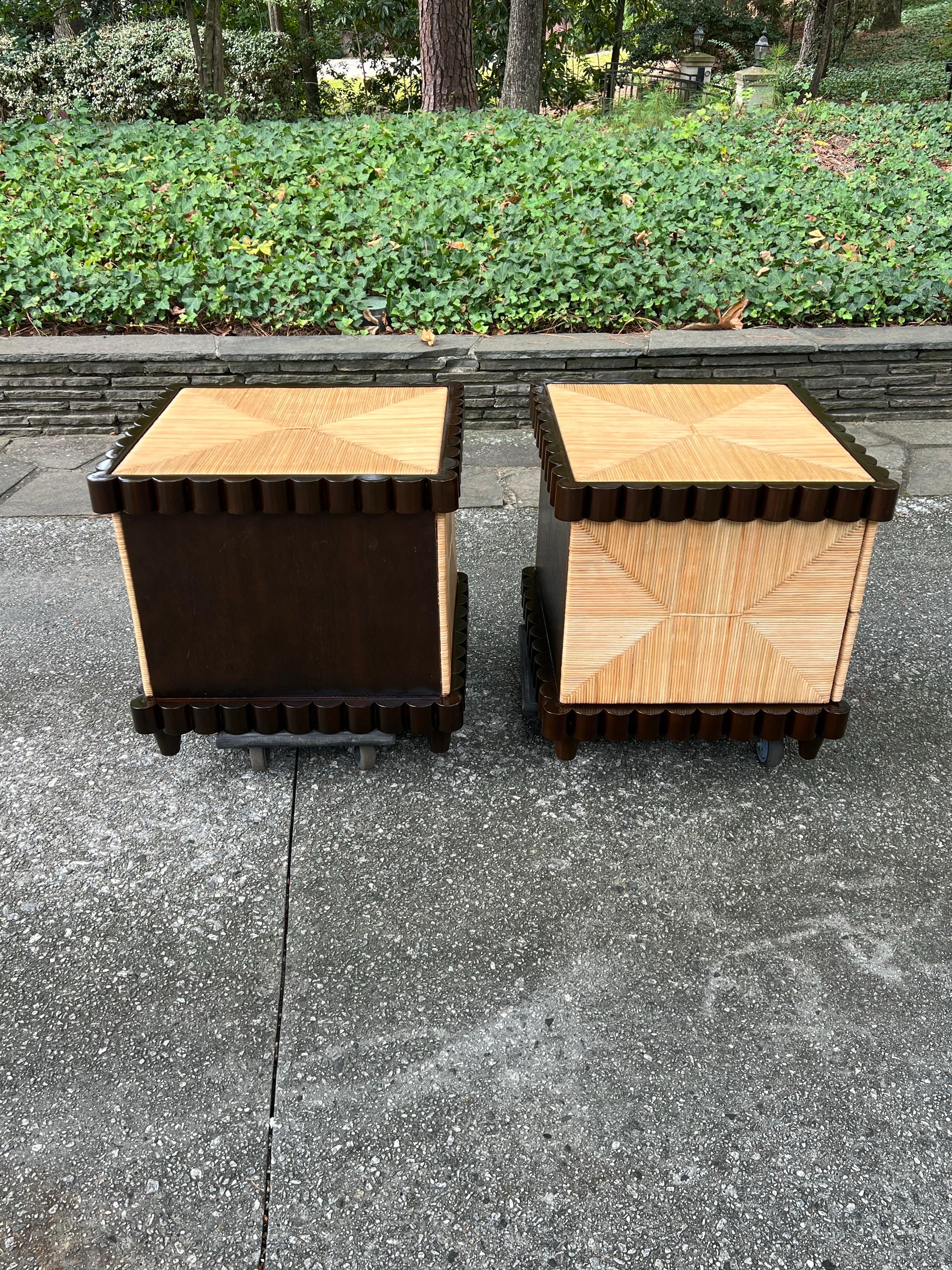 Sublime coppia di cassapanche d'epoca in mogano smerlato dopo Donghia in vendita 2