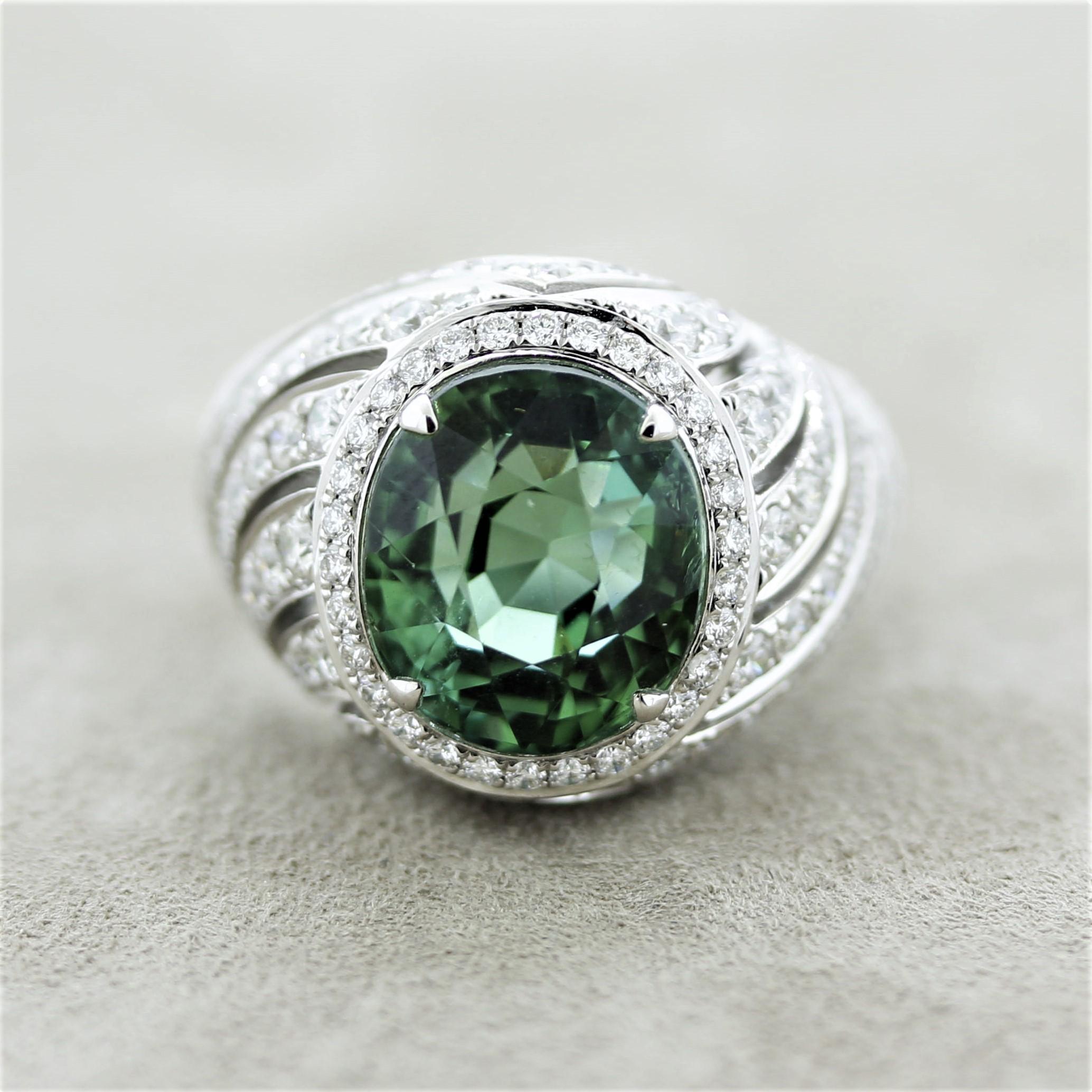 ¡Sencillamente precioso! El anillo tiene como protagonista una turmalina Paraiba de 9,58 quilates de un intenso y brillante color verde azulado eléctrico por el que son conocidas las mejores Paribas. Tiene una bonita forma ovalada y un bonito