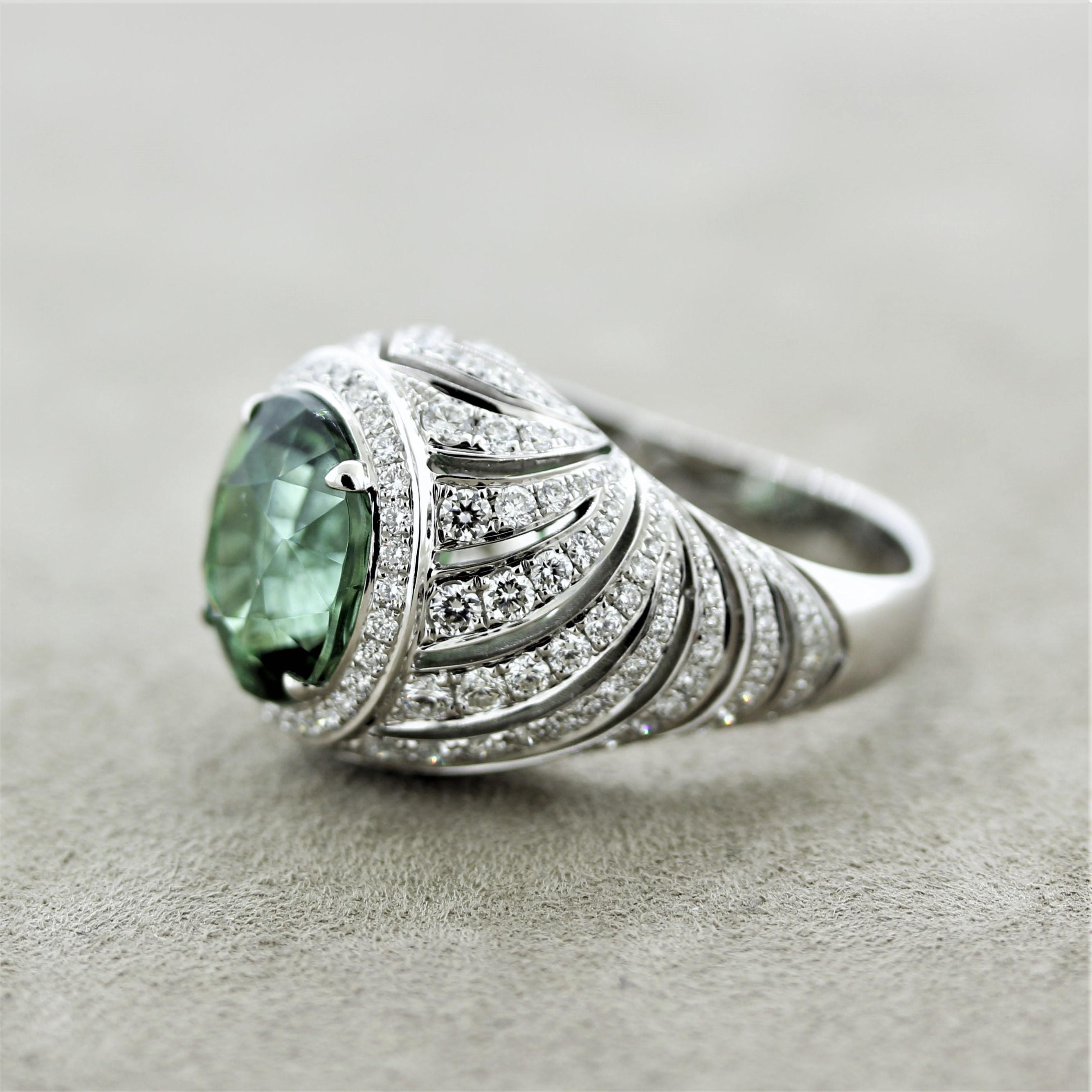 Gold gewölbter Ring mit erhabenem Paraiba-Turmalin und Diamant (Gemischter Schliff) im Angebot