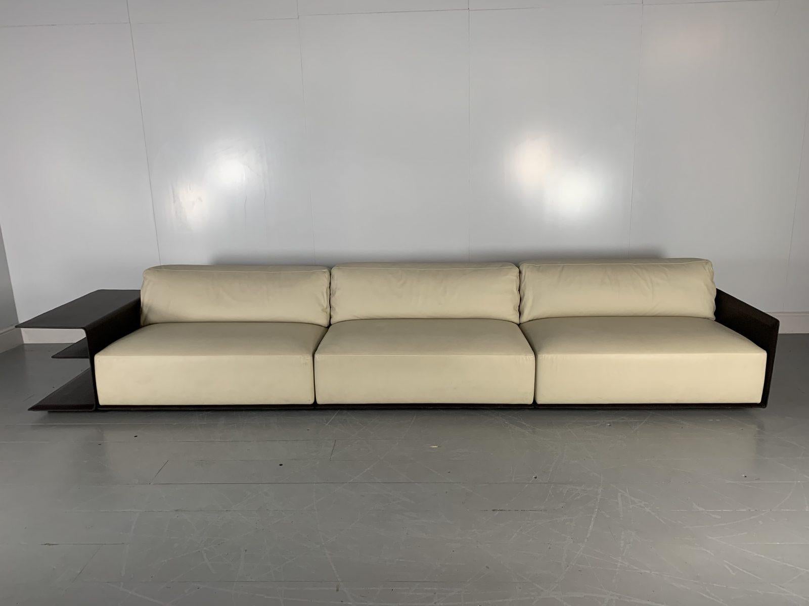 On offer on this occasion is superb, immaculately-presented 250 “Met” 3-Seat (but actually seats 3 or 4 people in comfort) Sofa, from the world renown Italian furniture house of Cassina.

As you will no doubt be aware by your interest in this