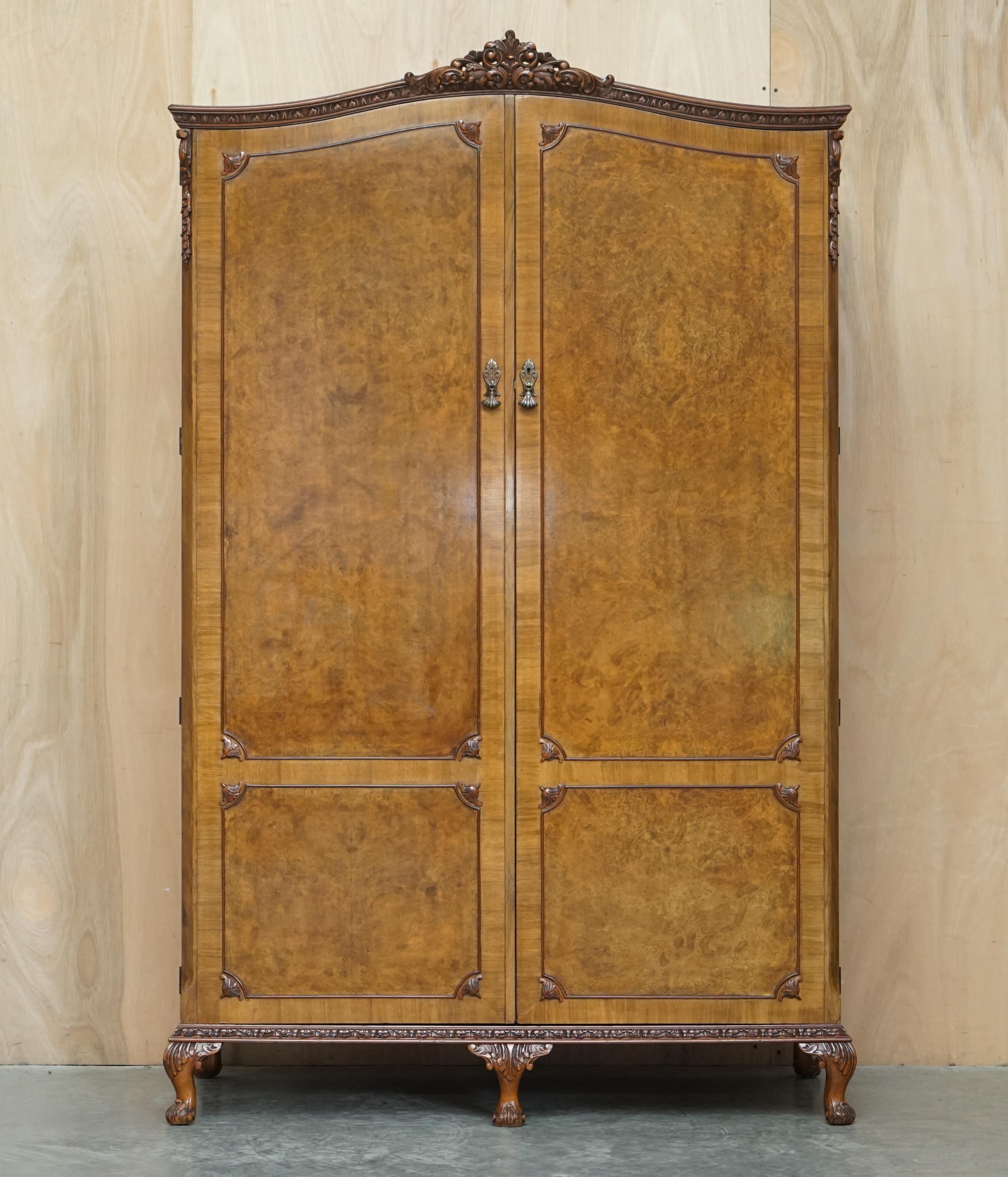 The House Antiques a le plaisir d'offrir à la vente cette superbe armoire double originale, datant des années 1940, de style Art Déco, en Maple & Co, qui fait partie d'une suite.

Veuillez noter que les frais de livraison indiqués sont donnés à