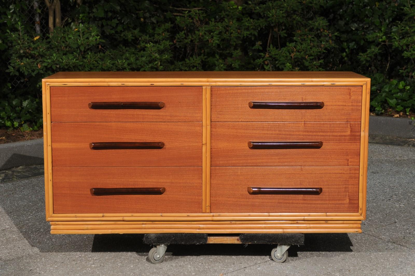 Organico moderno Sublime cassapanca restaurata in mogano Ribbon e rattan di Ritts, circa 1950 in vendita