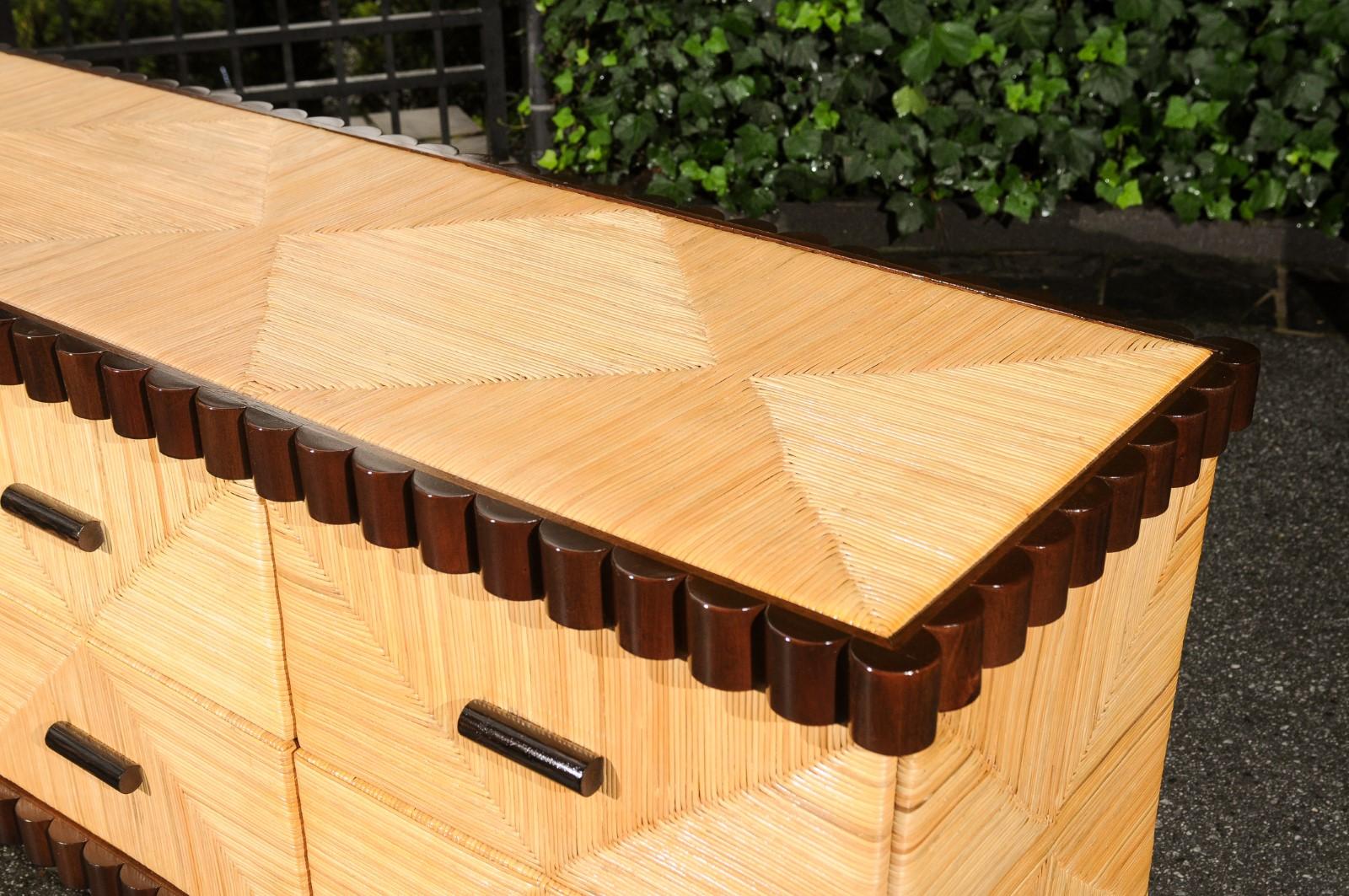 Sublime commode in mogano smerlato e vimini di giunco nello stile di Donghia in vendita 9