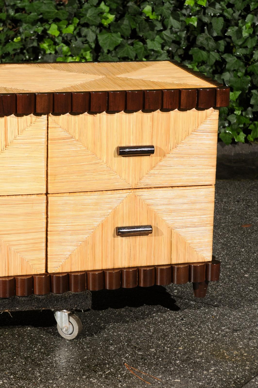 Sublime commode in mogano smerlato e vimini di giunco nello stile di Donghia In condizioni ottime in vendita a Atlanta, GA