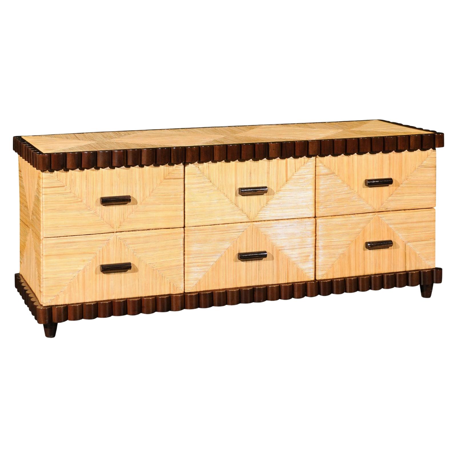 Sublime commode in mogano smerlato e vimini di giunco nello stile di Donghia in vendita