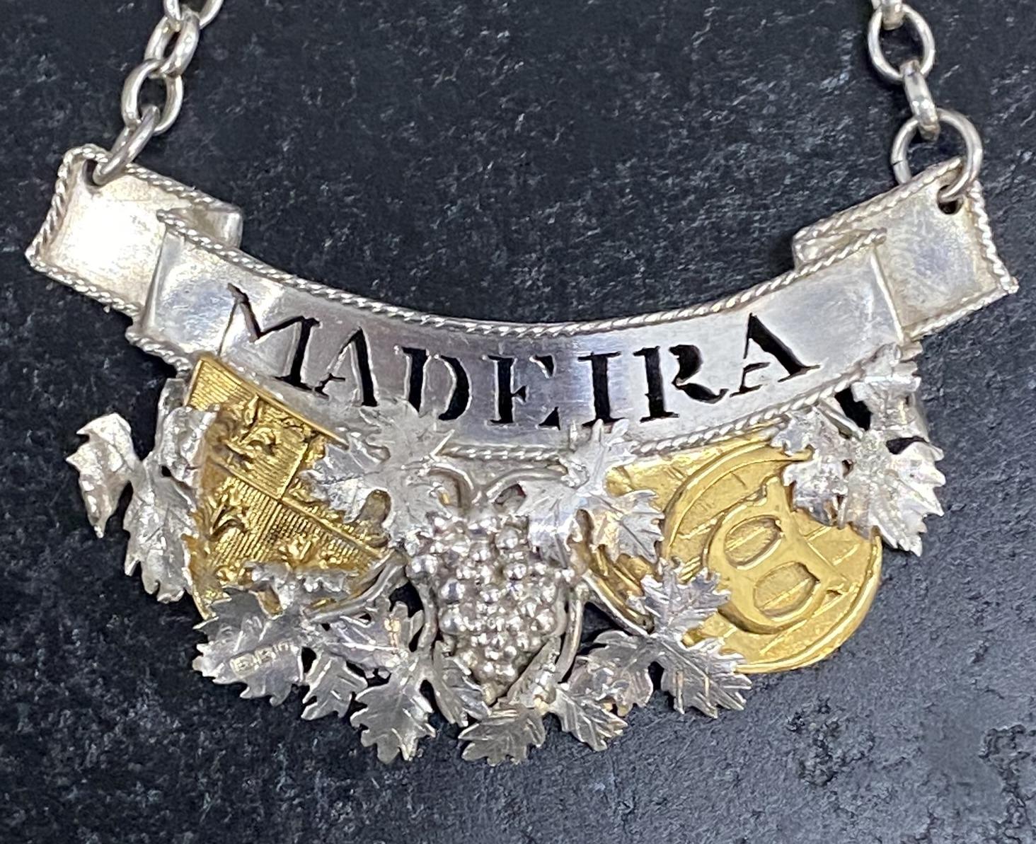Sublime set di 1988 etichette per decanter in argento massiccio e oro Porto e Maderia in vendita 14