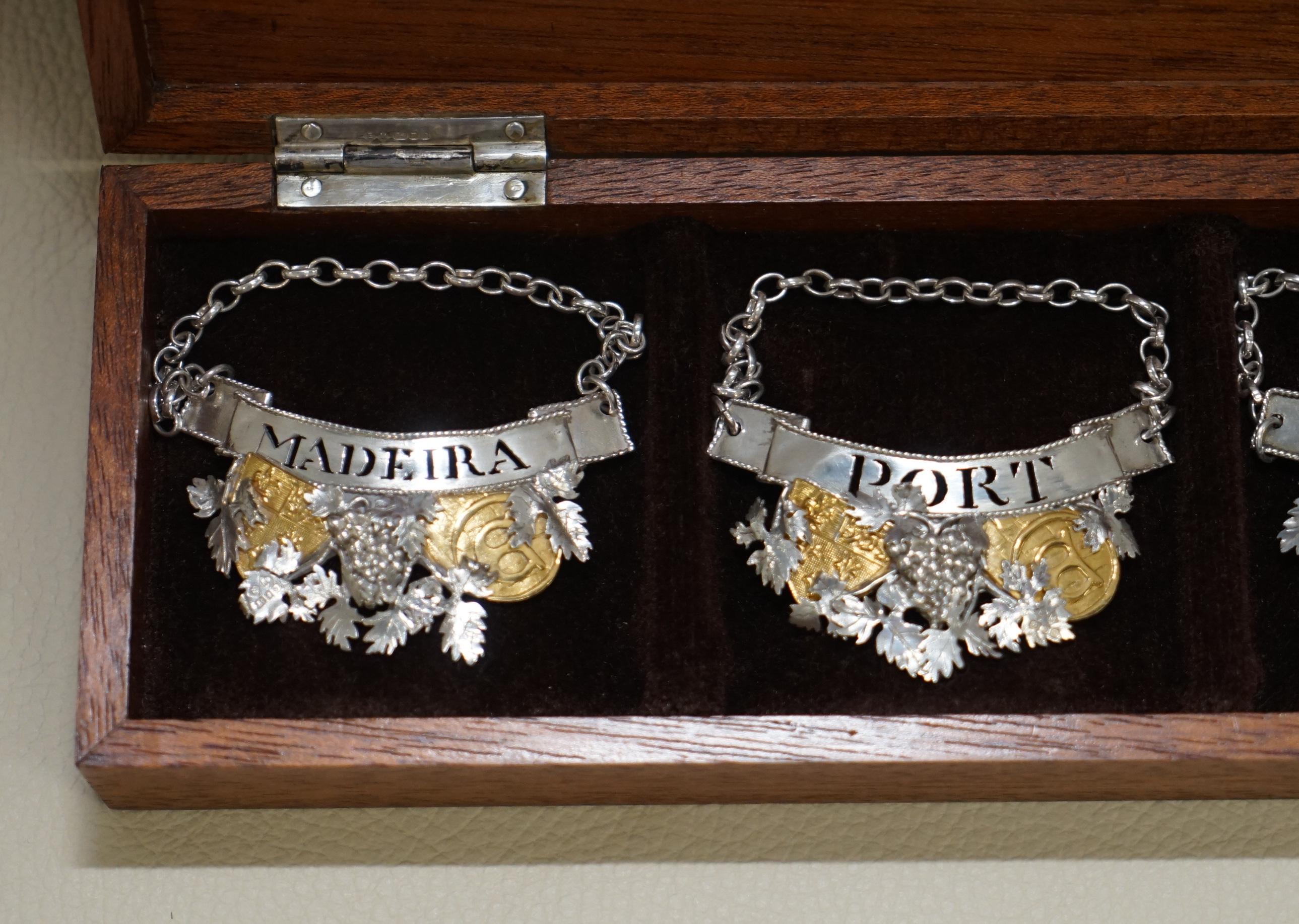 Erhabenes Set von 1988 Sterling Massivsilber & Gold Dekanter Etiketten Port & Maderia (Georgian) im Angebot