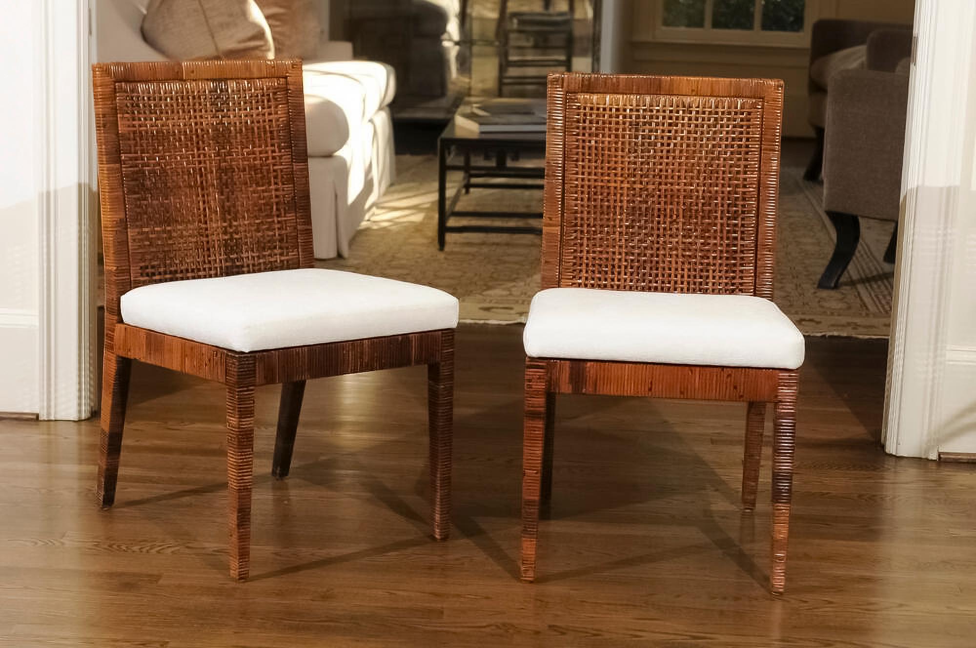 Ces magnifiques chaises de salle à manger Organic sont expédiées telles qu'elles ont été photographiées et décrites dans l'annonce : méticuleusement restaurées par des professionnels et entièrement prêtes à être installées. Un service de tissu sur