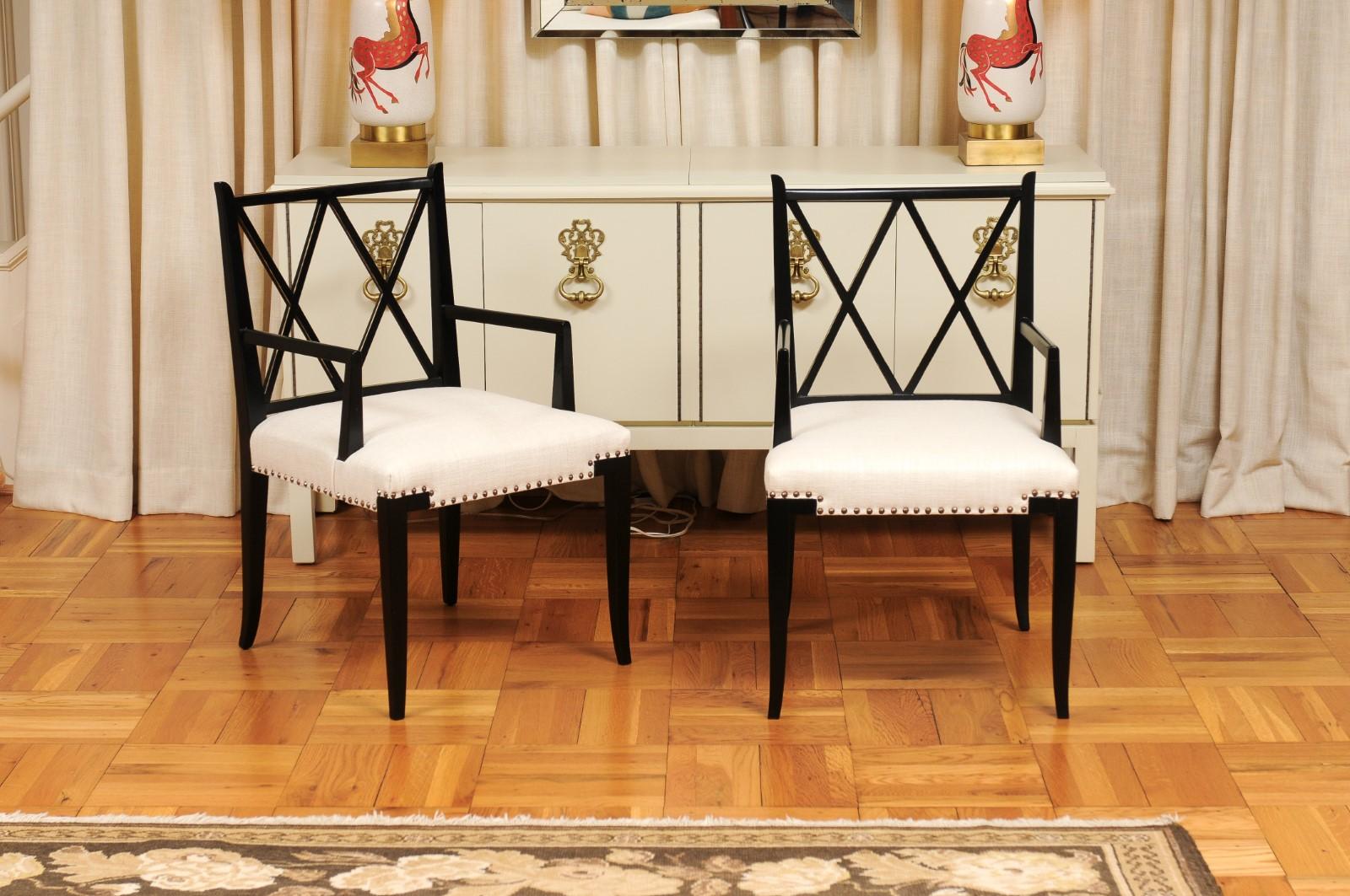 Questa grande serie di rari esemplari ALL ARM è unica sul mercato mondiale. Questo magnifico set di sedie da pranzo viene spedito come fotografato e descritto nella descrizione dell'annuncio: Meticolosamente restaurate a regola d'arte, rivestite di