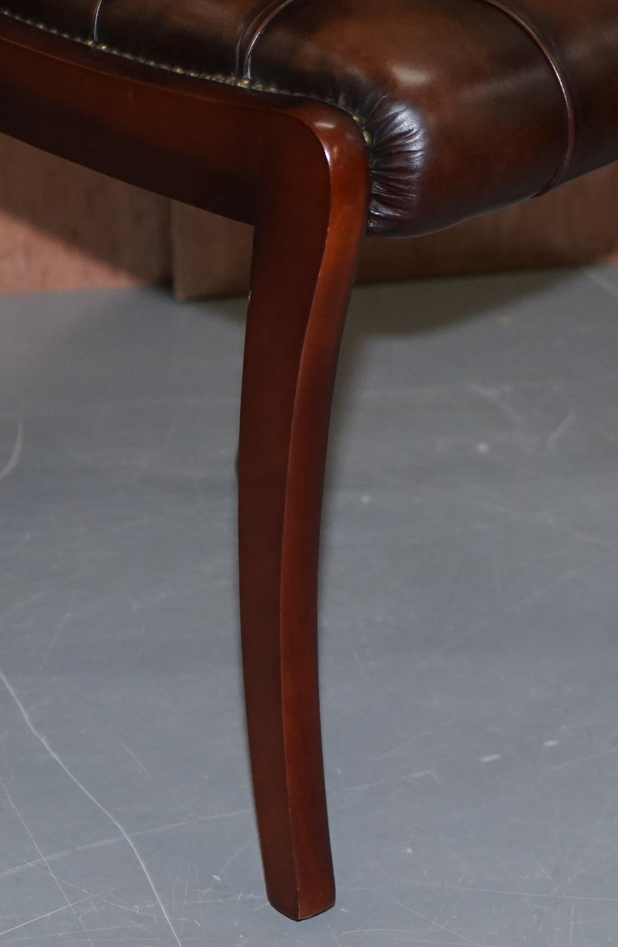 Sublime Set of Eight Vintage Chesterfield Mahogany Brown Leather Dining Chairs 8 In Good Condition In West Sussex, Pulborough