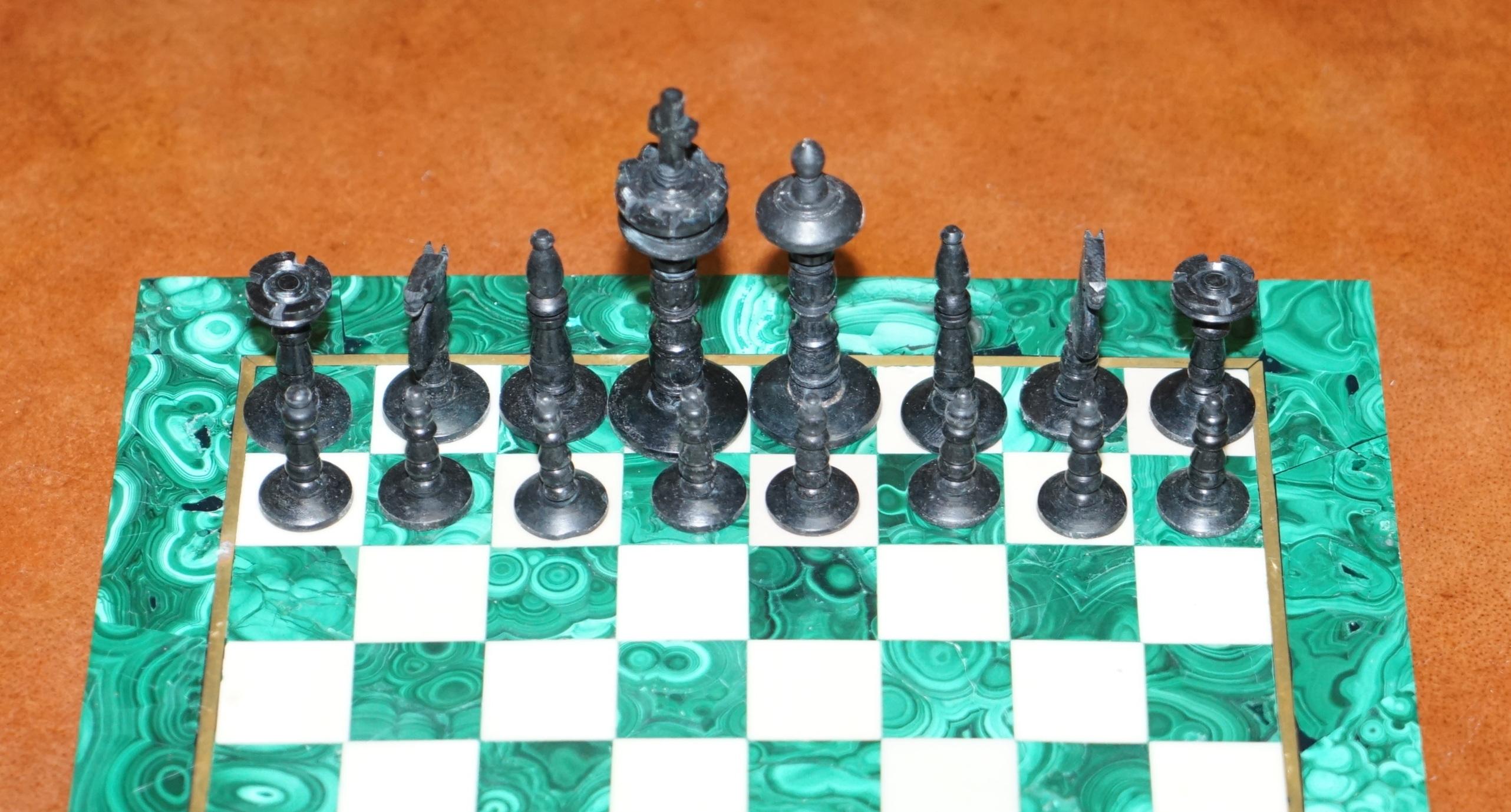 We are delighted to offer for sale this lovely vintage solid Malachite and Marble chess board with ebony bone pieces

A very good looking decorative and well made set

Dimensions

Board width and depth 25cm

King height 8.5cm pawn height