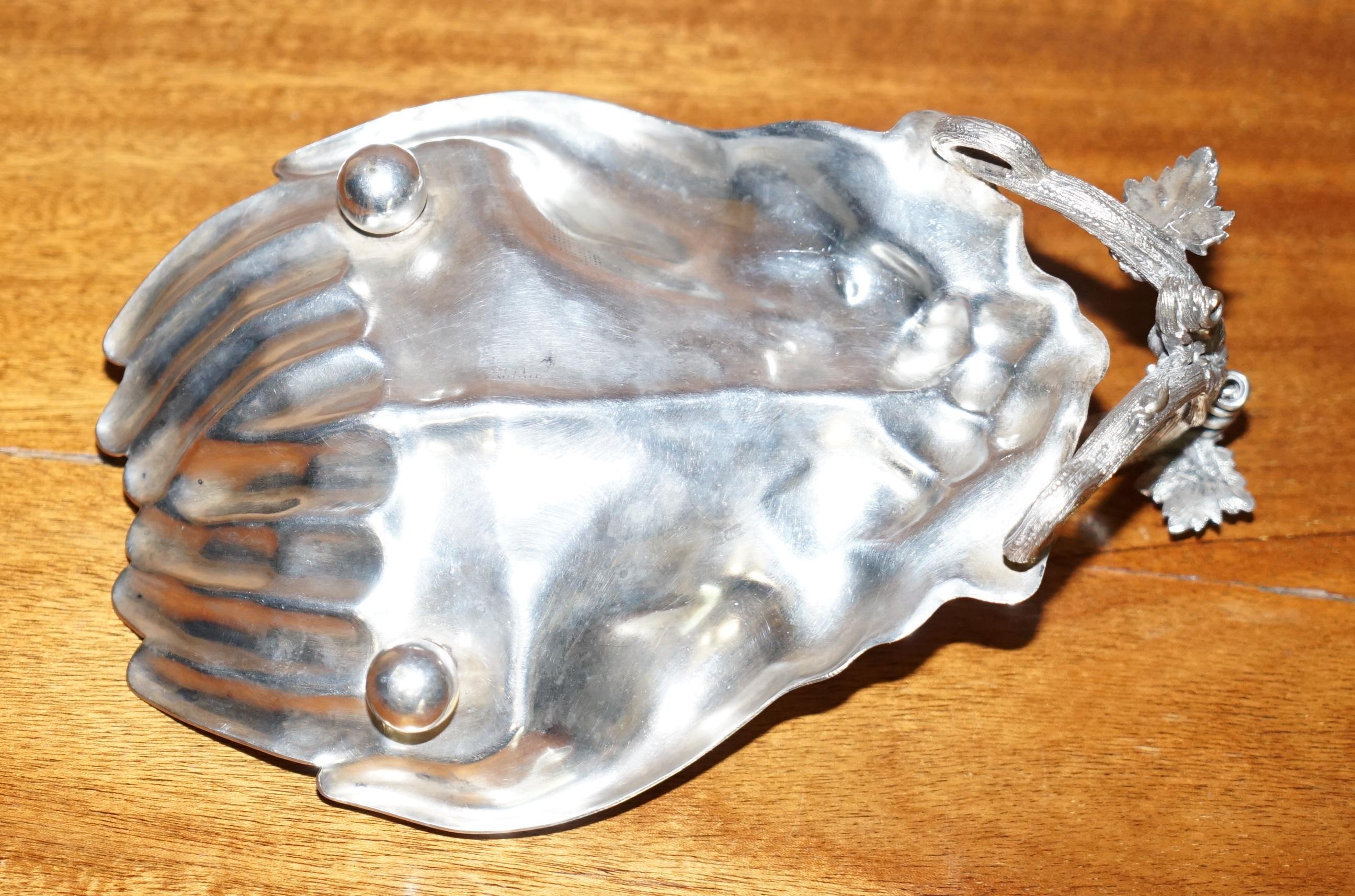 Sublime bandeja victoriana para servir bombones bañada en plata Manos ahuecadas de cristal extraíble en venta 10