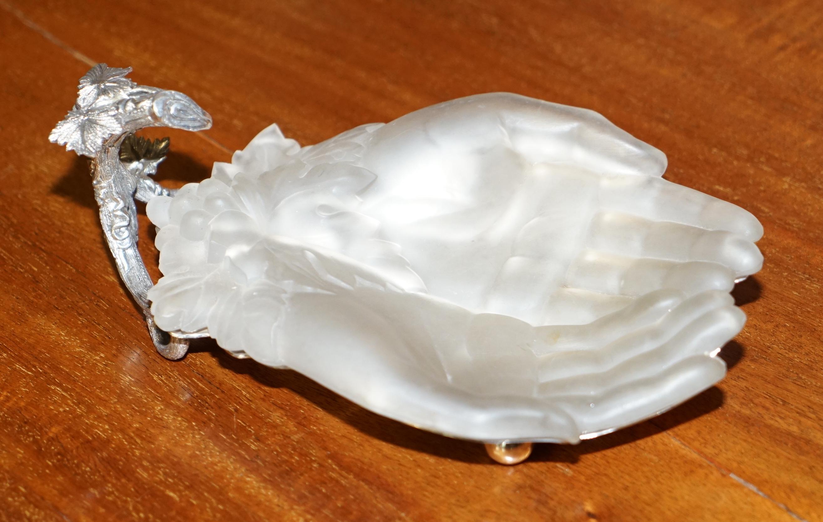 Sublime bandeja victoriana para servir bombones bañada en plata Manos ahuecadas de cristal extraíble en venta 12