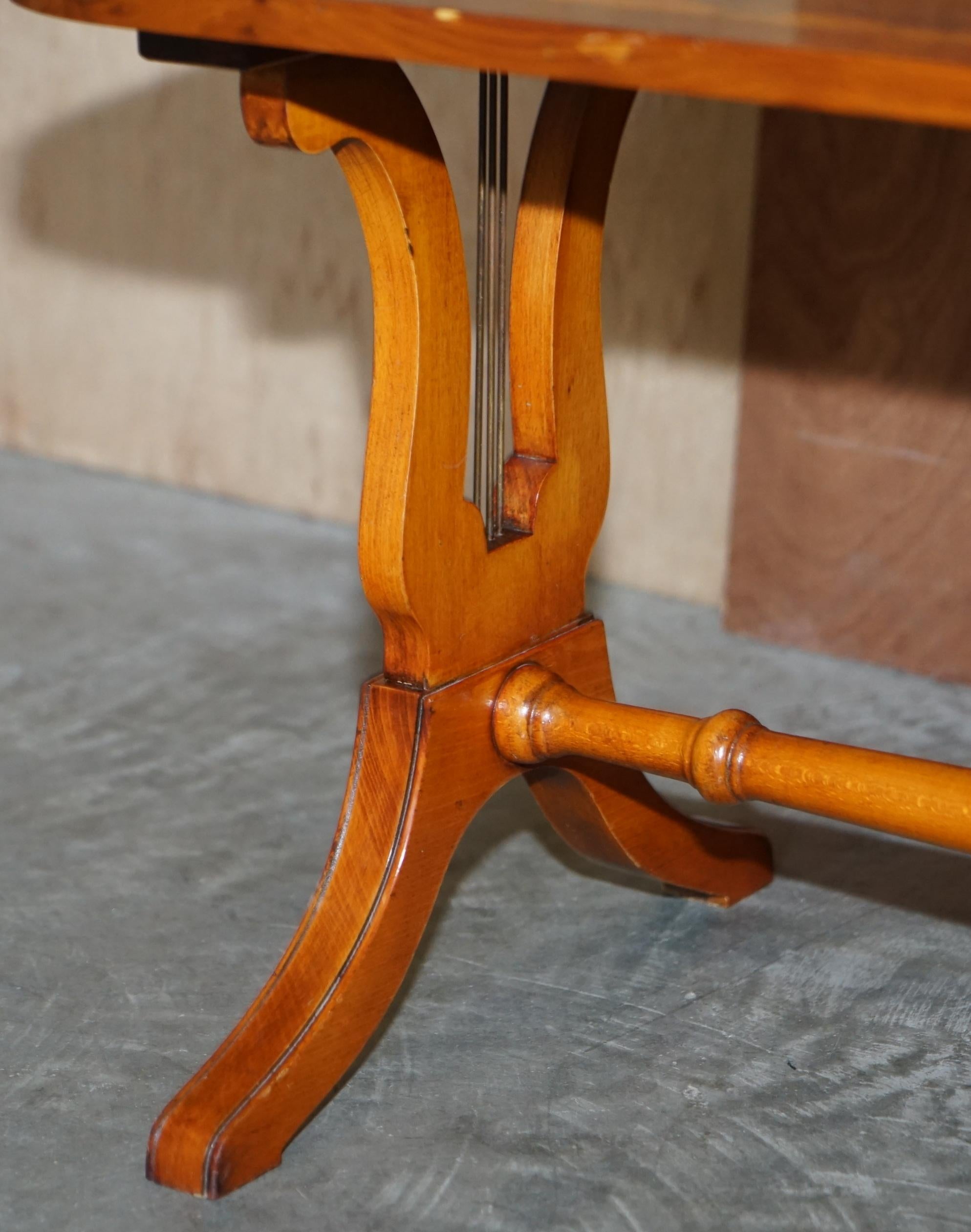 Sublime table basse ovale vintage Bevan Funnell en bois d'if en ronce d'if, partie de la suite en vente 3