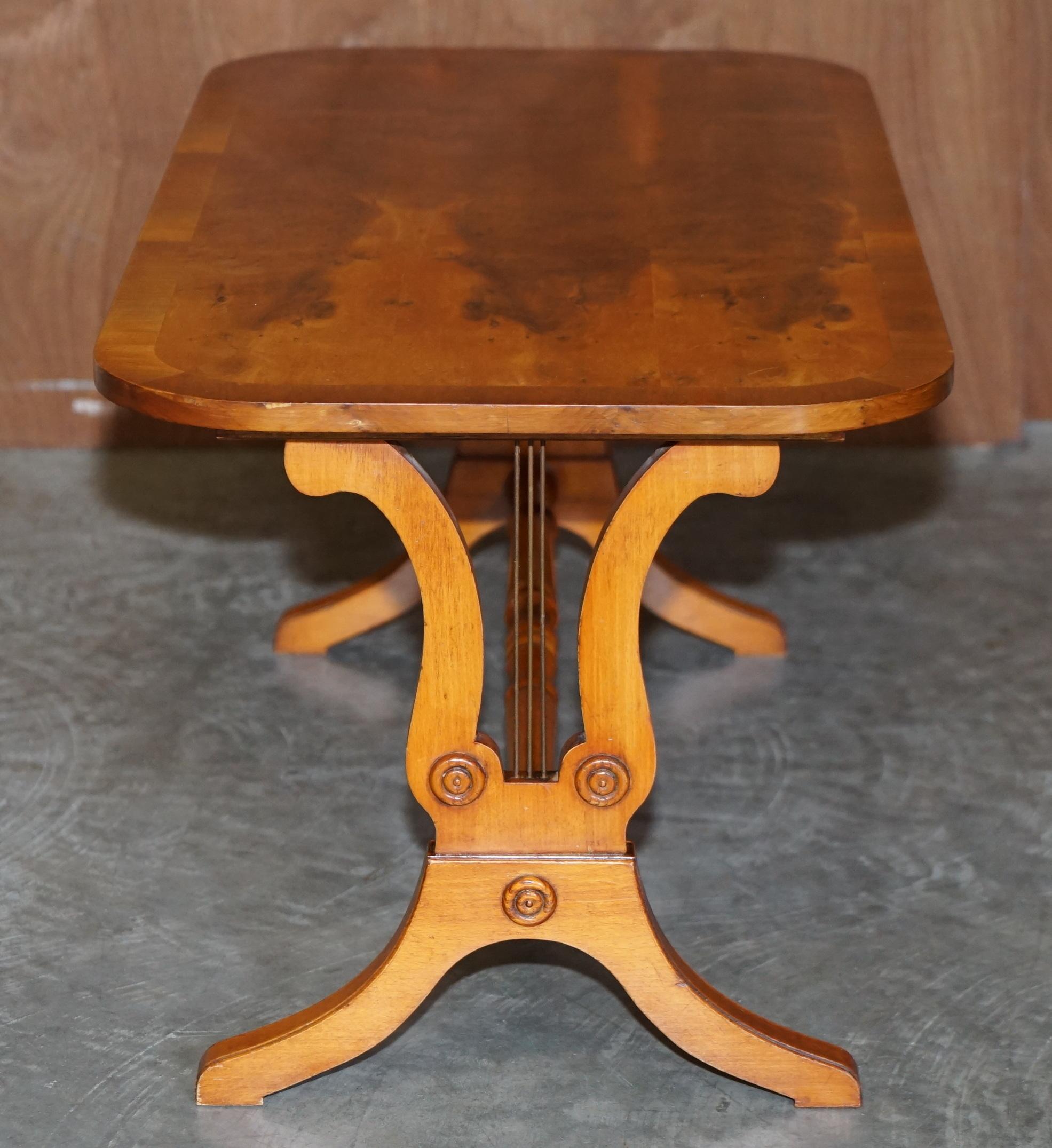 Sublime table basse ovale vintage Bevan Funnell en bois d'if en ronce d'if, partie de la suite en vente 4