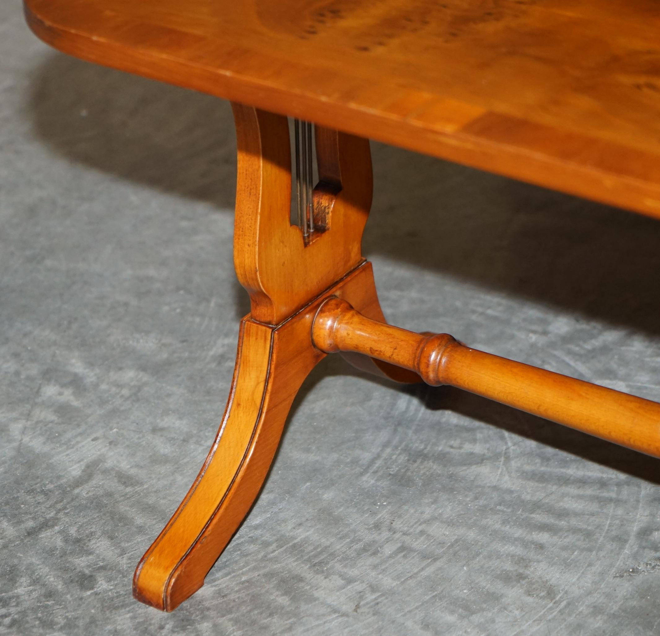 Sublime table basse ovale vintage Bevan Funnell en bois d'if en ronce d'if, partie de la suite en vente 7