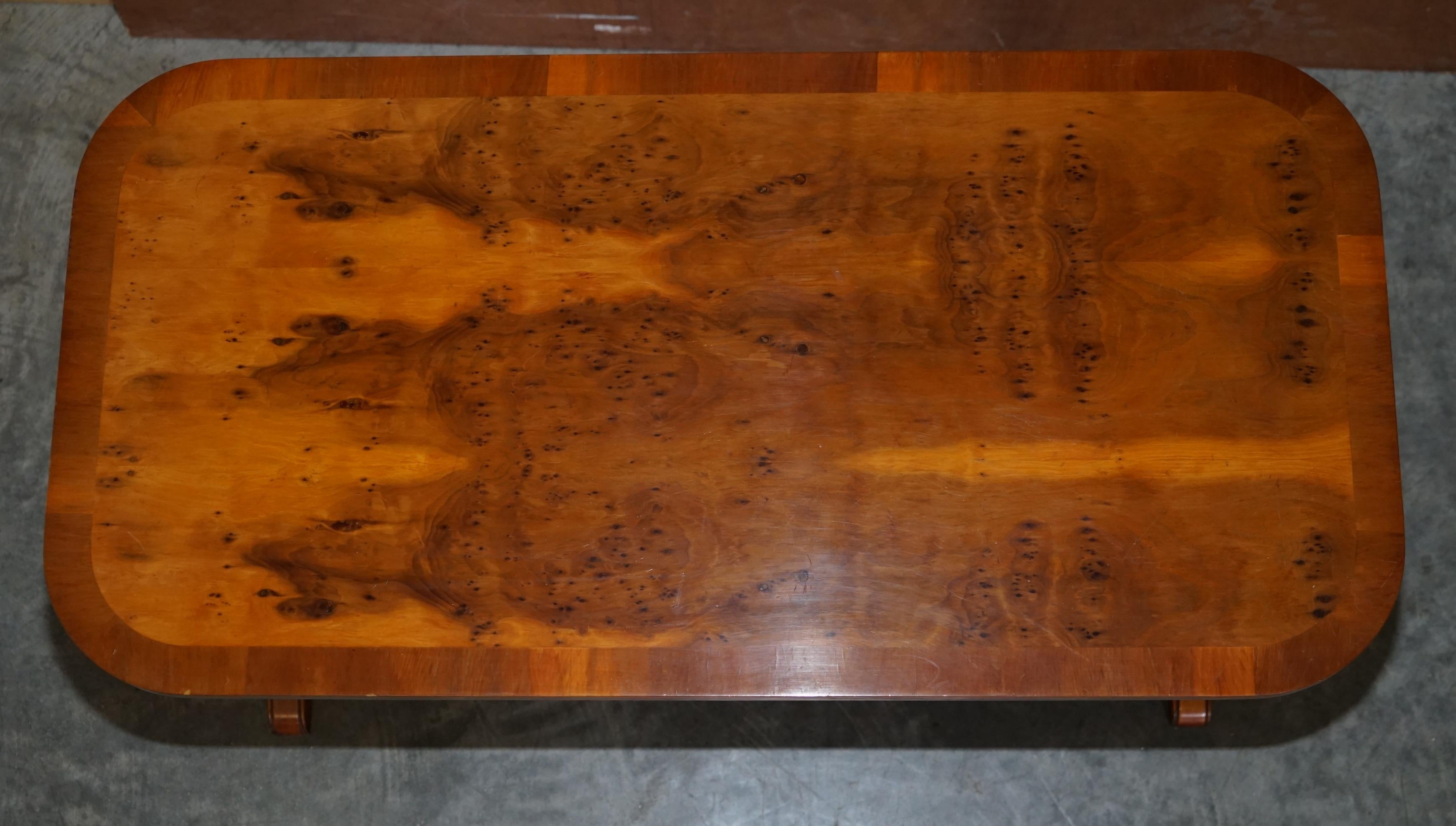 Mid-Century Modern Sublime table basse ovale vintage Bevan Funnell en bois d'if en ronce d'if, partie de la suite en vente
