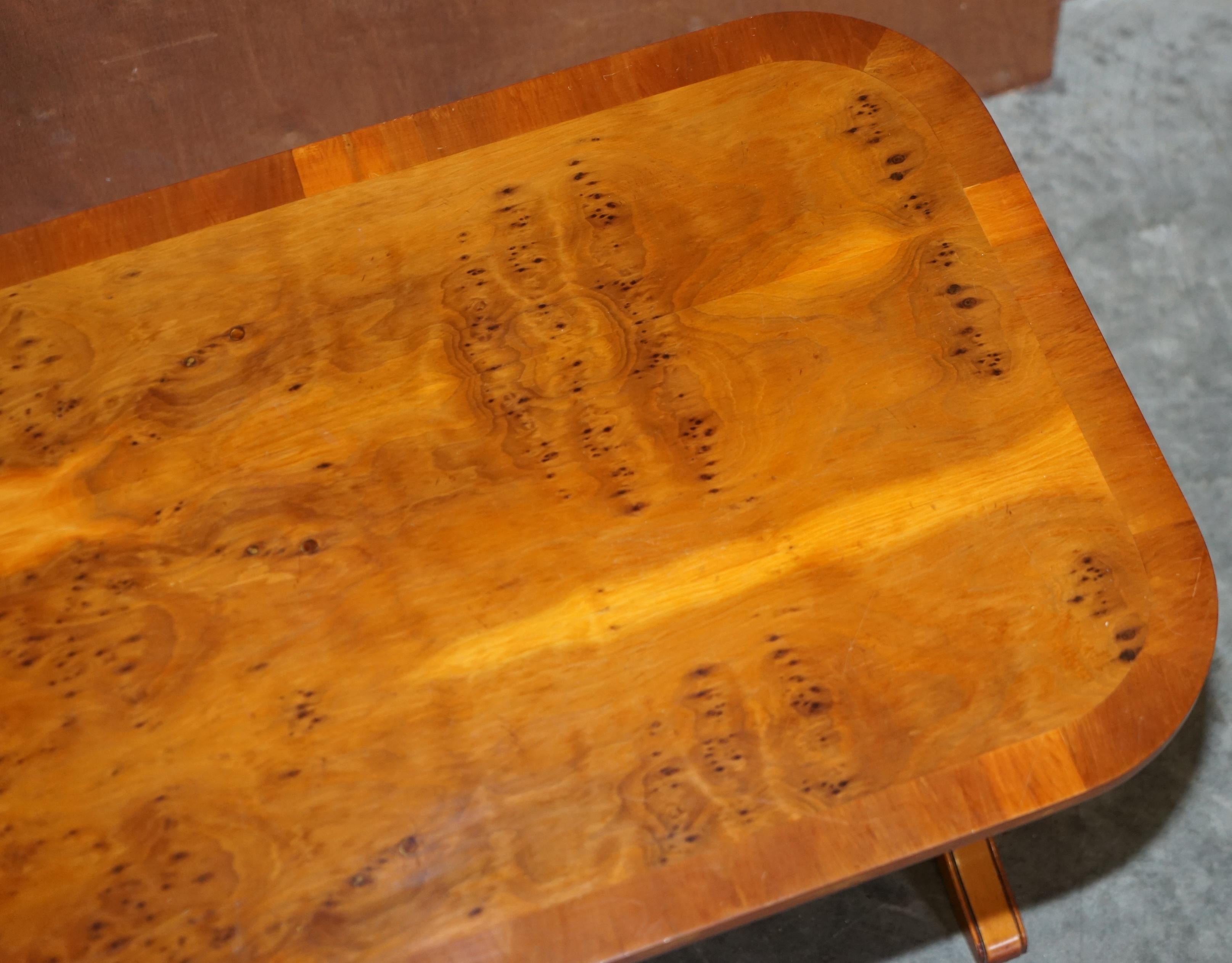 20ième siècle Sublime table basse ovale vintage Bevan Funnell en bois d'if en ronce d'if, partie de la suite en vente