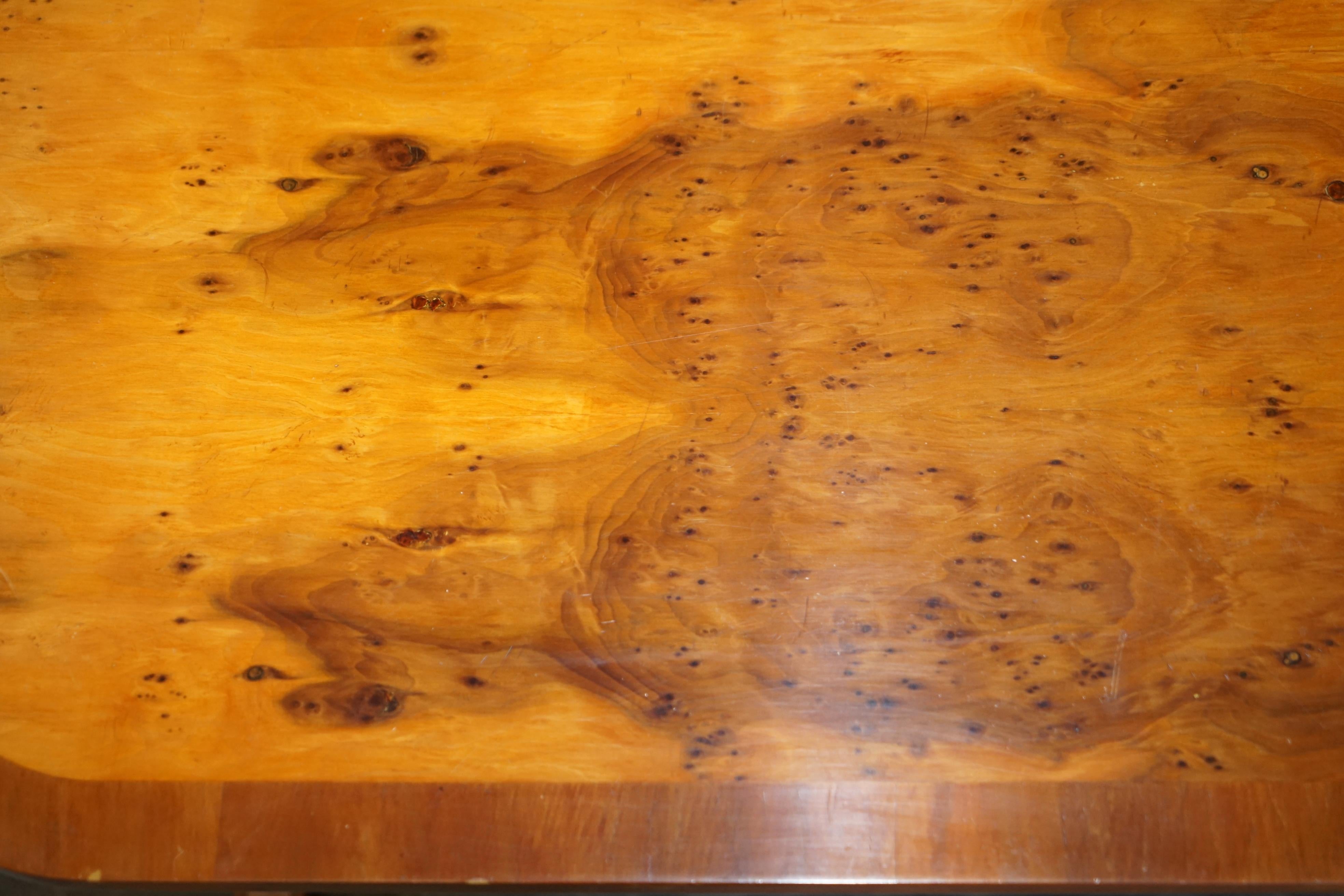 Sublime table basse ovale vintage Bevan Funnell en bois d'if en ronce d'if, partie de la suite en vente 1