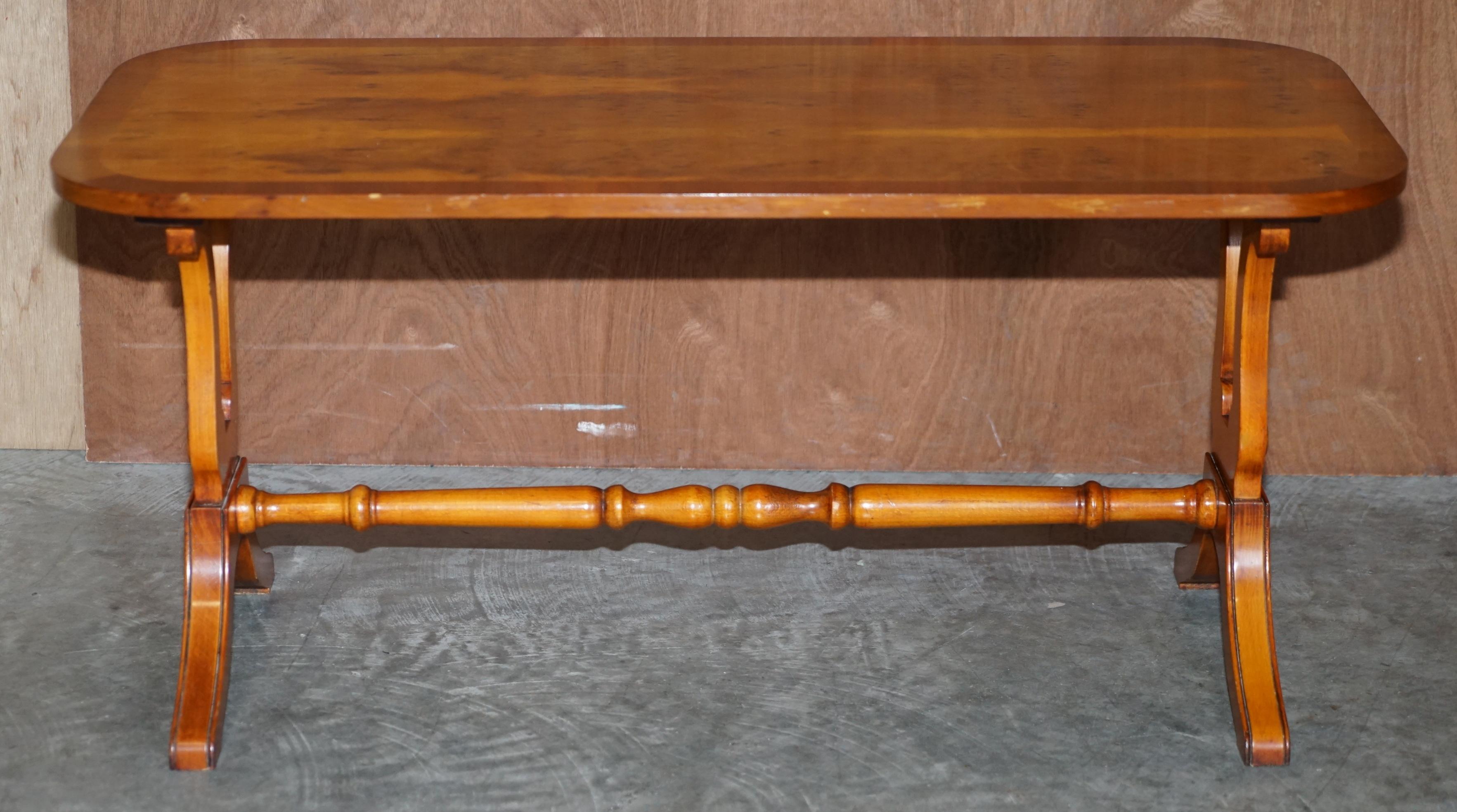 Sublime table basse ovale vintage Bevan Funnell en bois d'if en ronce d'if, partie de la suite en vente 2