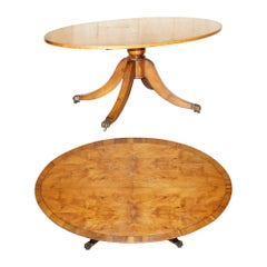 Sublime table basse ovale vintage Bevan Funnell en bois d'if brûlé avec roulettes