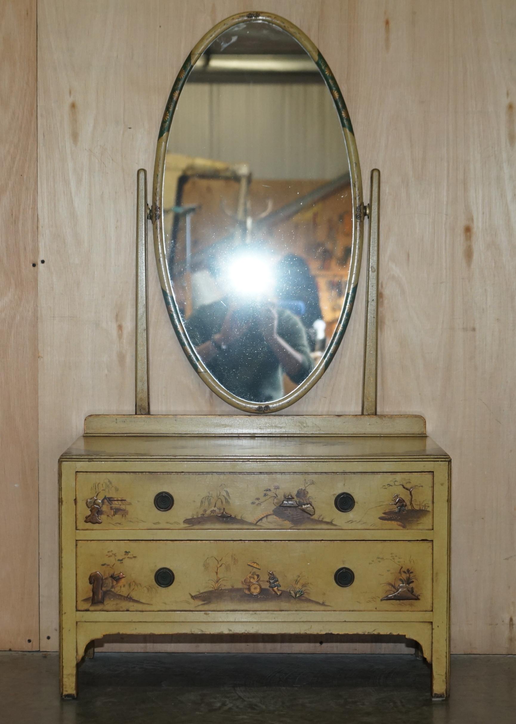 Wir freuen uns, diese atemberaubende originale chinesische handbemalte Pagodenkommode aus Eichenholz mit Spiegel im Stil eines edwardianischen Frisiertisches zum Verkauf anzubieten.

Ein sehr gut aussehendes und hochdekoratives Stück. Er basiert