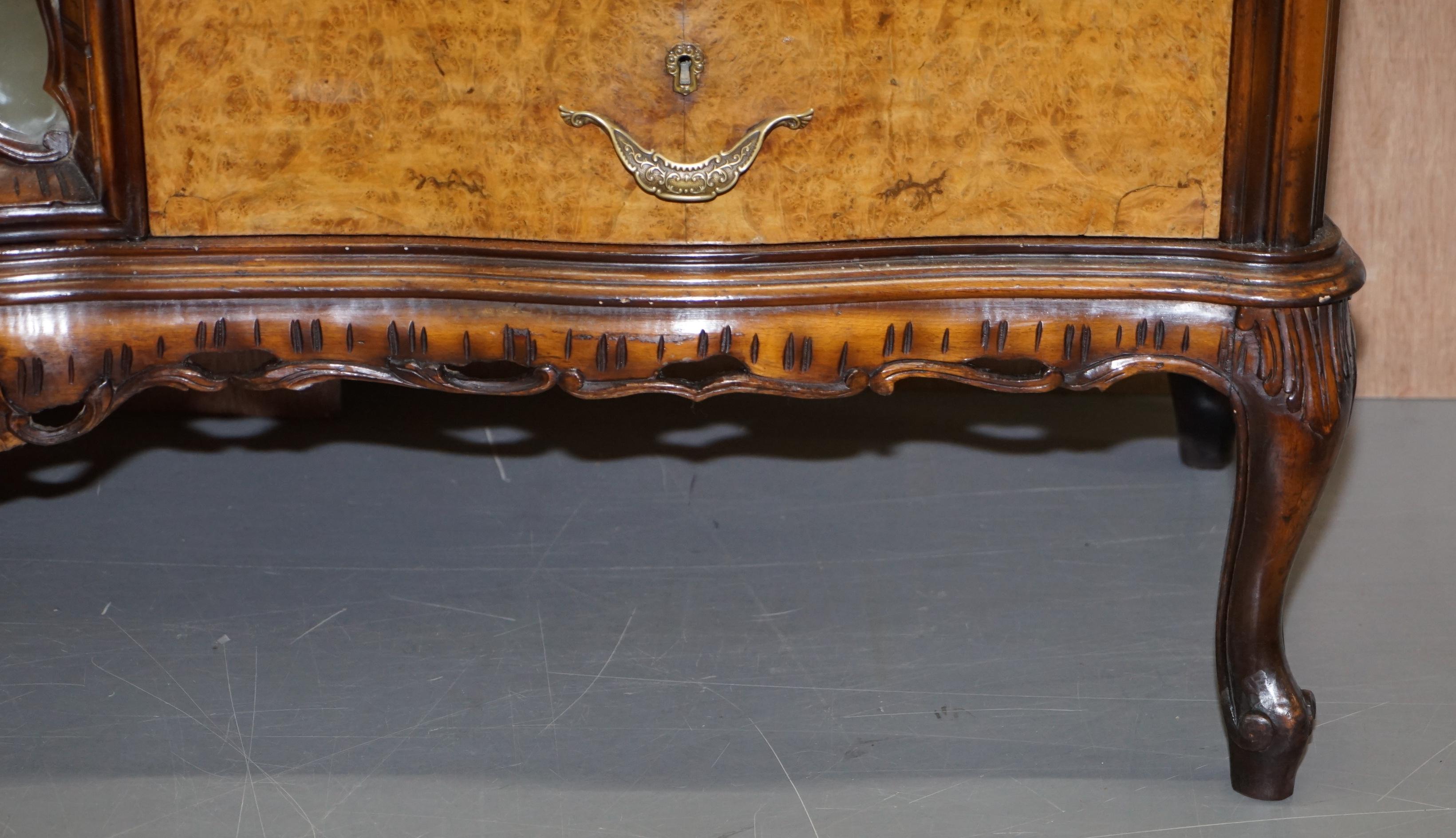 Sublime Vintage Italian Burr Walnut Serpentine Fronted Sideboard Mirrored Top For Sale 7