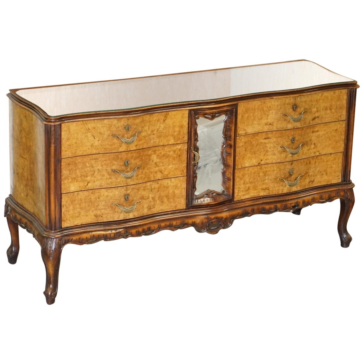 Sublime Vintage Italienisches Wurzelnussholz Serpentinenfront Sideboard Spiegelte Platte