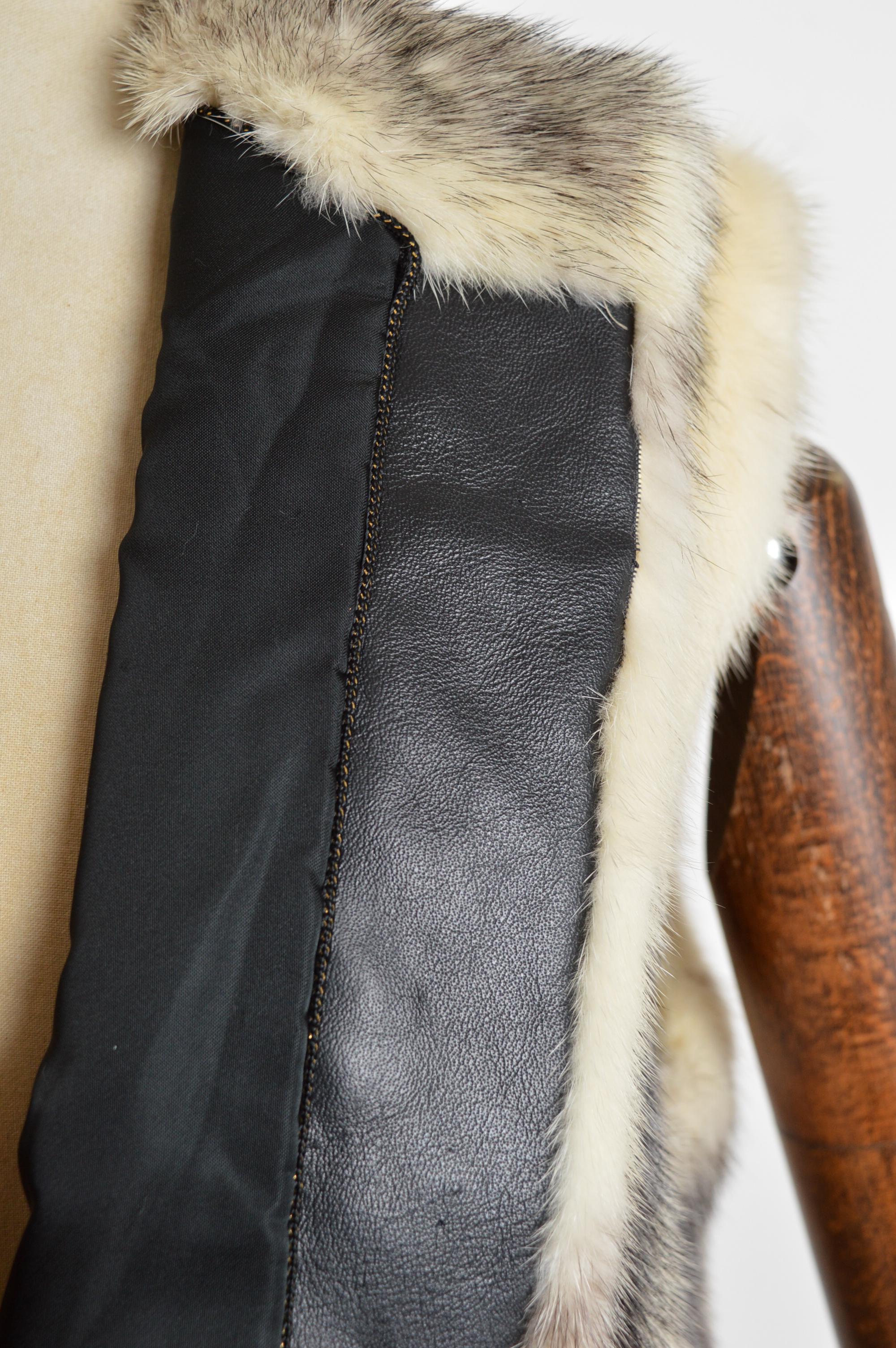 Sublime Vintage White & Black Cross Mink Fur Gilet - Ärmelloser Pelzmantel im Angebot 5