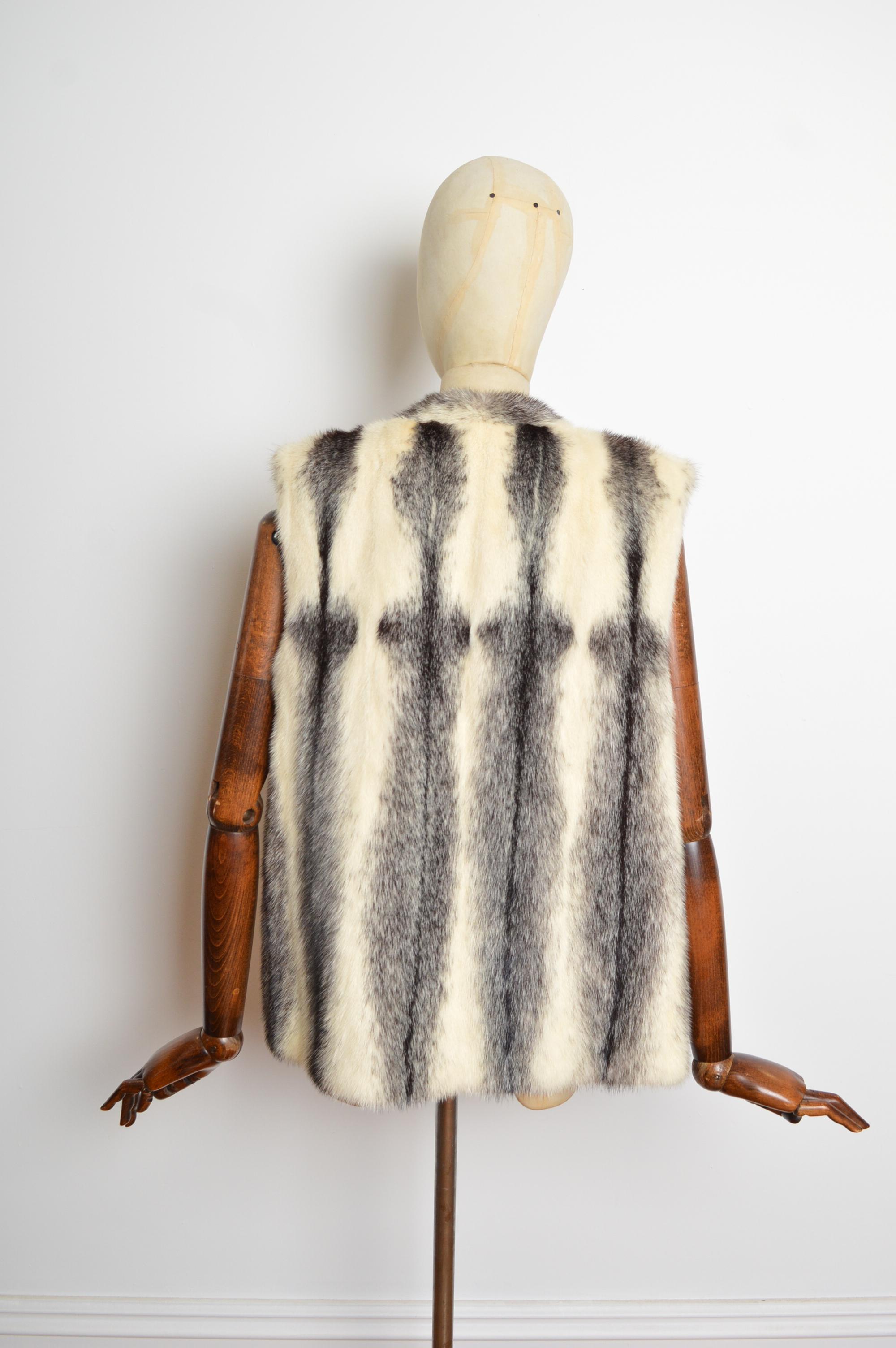 Sublime Vintage White & Black Cross Mink Fur Gilet - Ärmelloser Pelzmantel im Angebot 6
