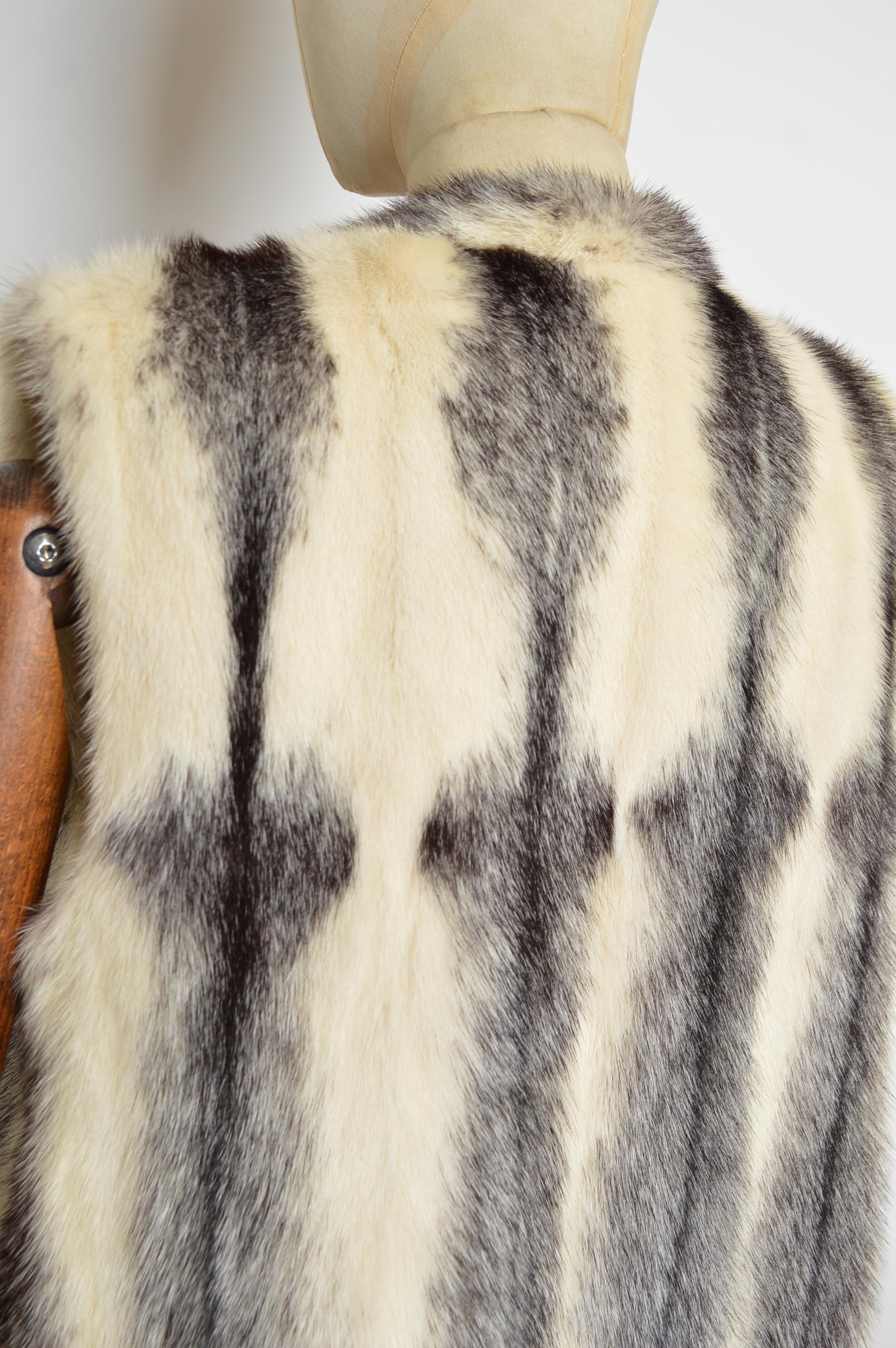 Sublime Vintage White & Black Cross Mink Fur Gilet - Ärmelloser Pelzmantel im Angebot 7