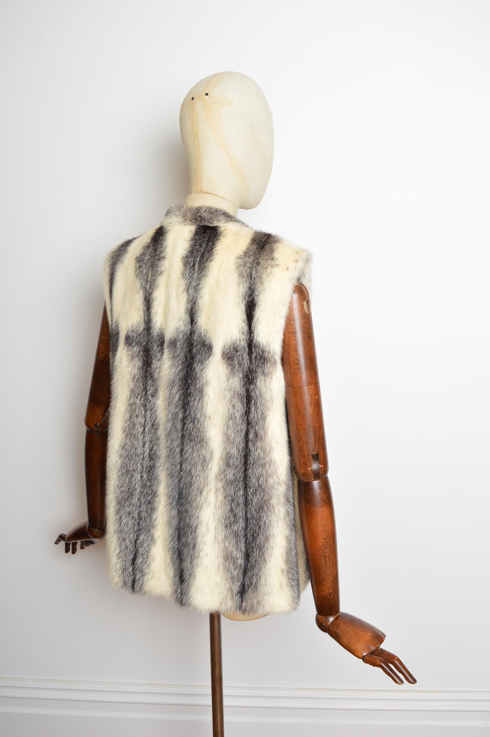 Sublime Vintage White & Black Cross Mink Fur Gilet - Ärmelloser Pelzmantel im Angebot 8